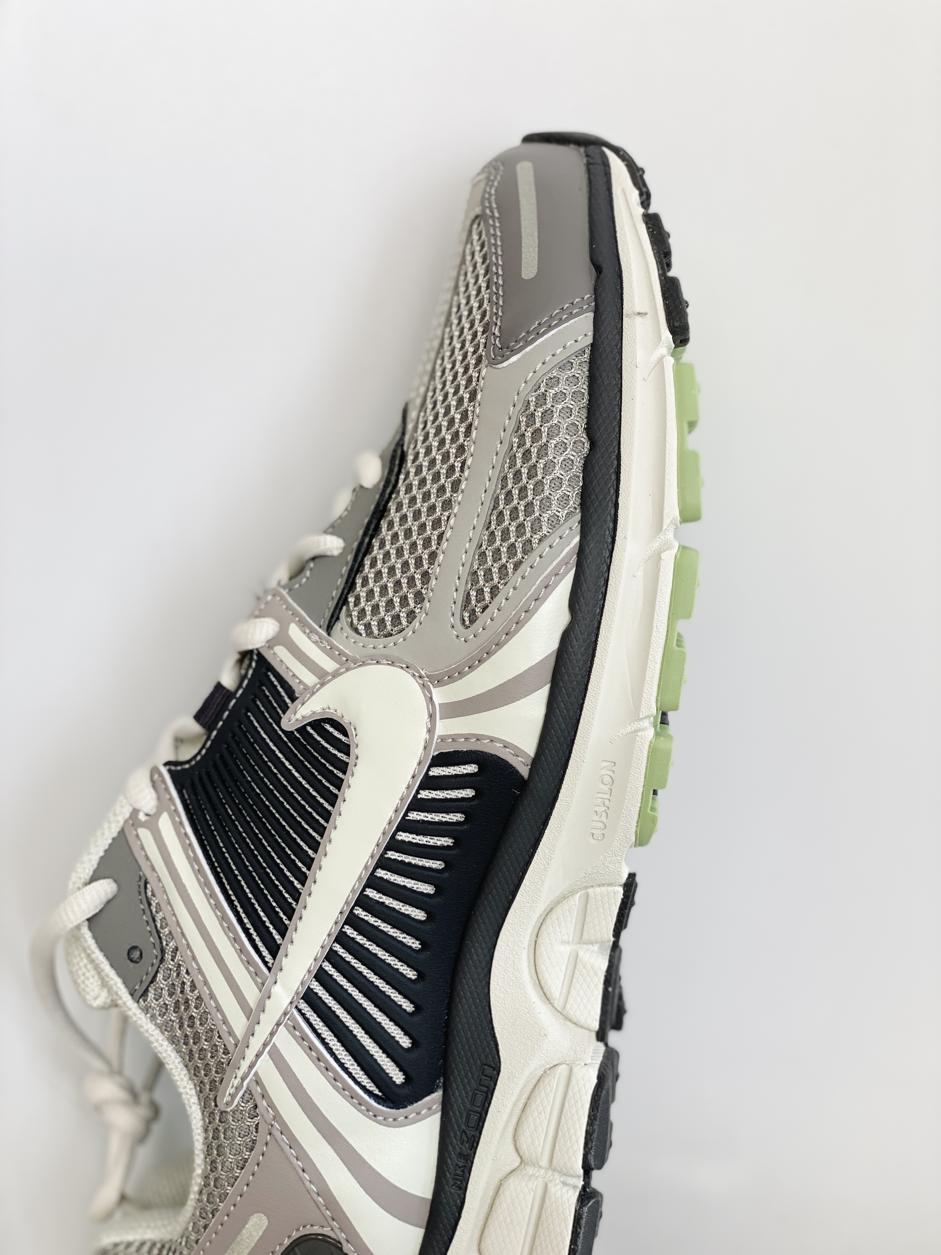 新版 Nike Air Zoom Vomero 5 灰黑色 气垫 低筒 跑步鞋 运动鞋 男鞋 女鞋 FB8825-001