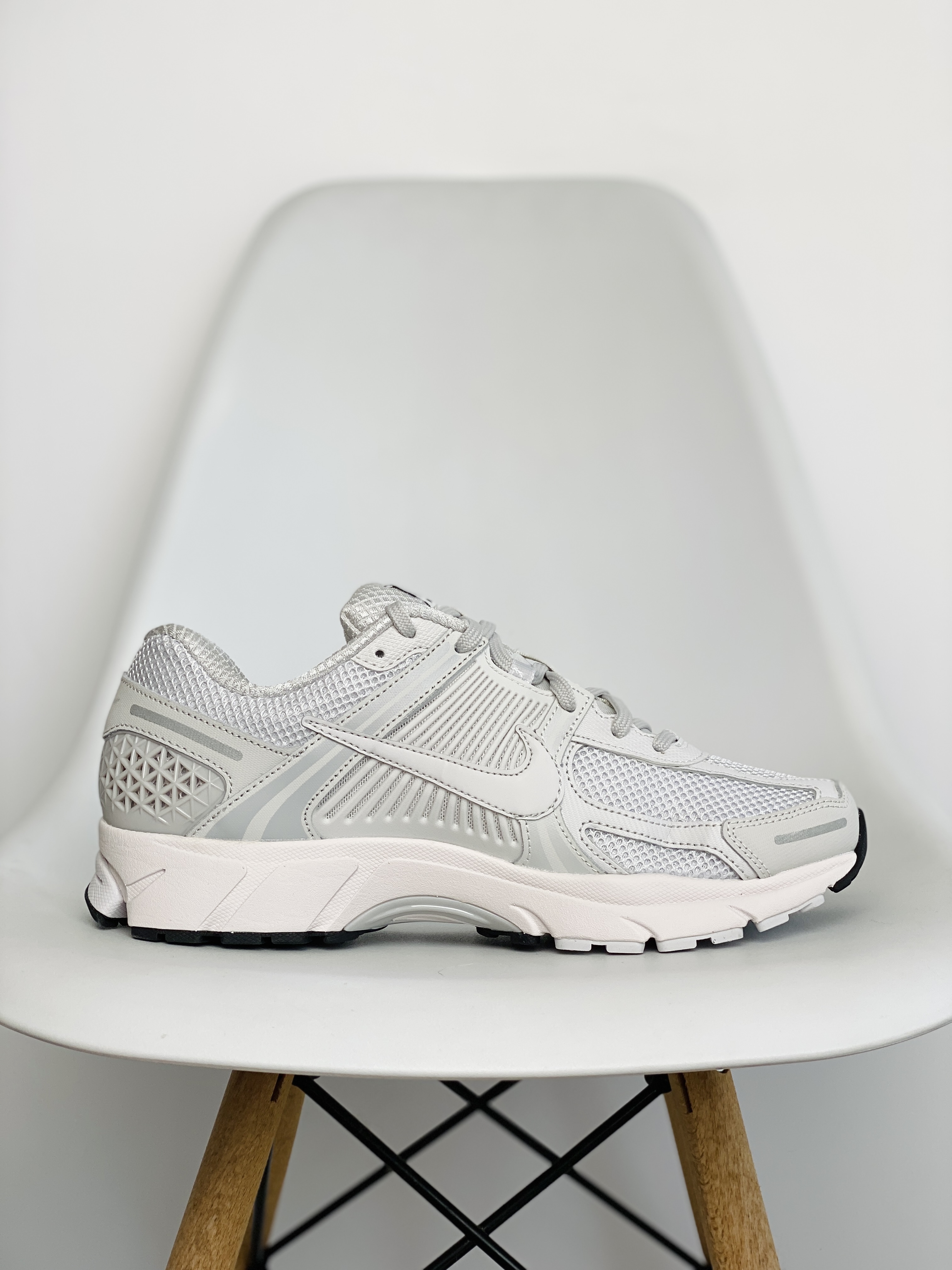 新版 Nike Air Zoom Vomero 5 Vast Grey 灰白 气垫 低筒 跑步鞋 运动鞋 男鞋 女鞋 BV1358-001
