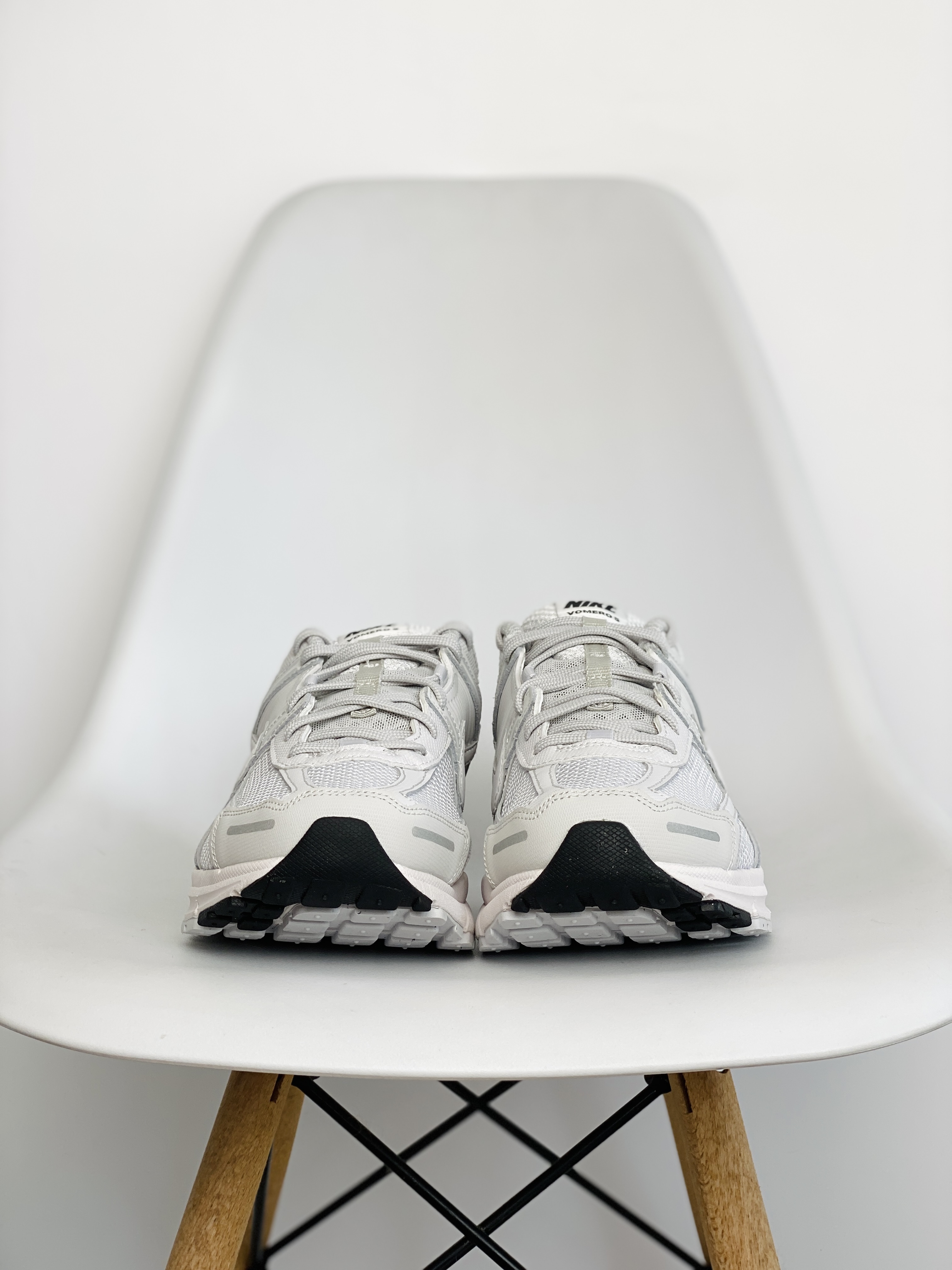 新版 Nike Air Zoom Vomero 5 Vast Grey 灰白 气垫 低筒 跑步鞋 运动鞋 男鞋 女鞋 BV1358-001