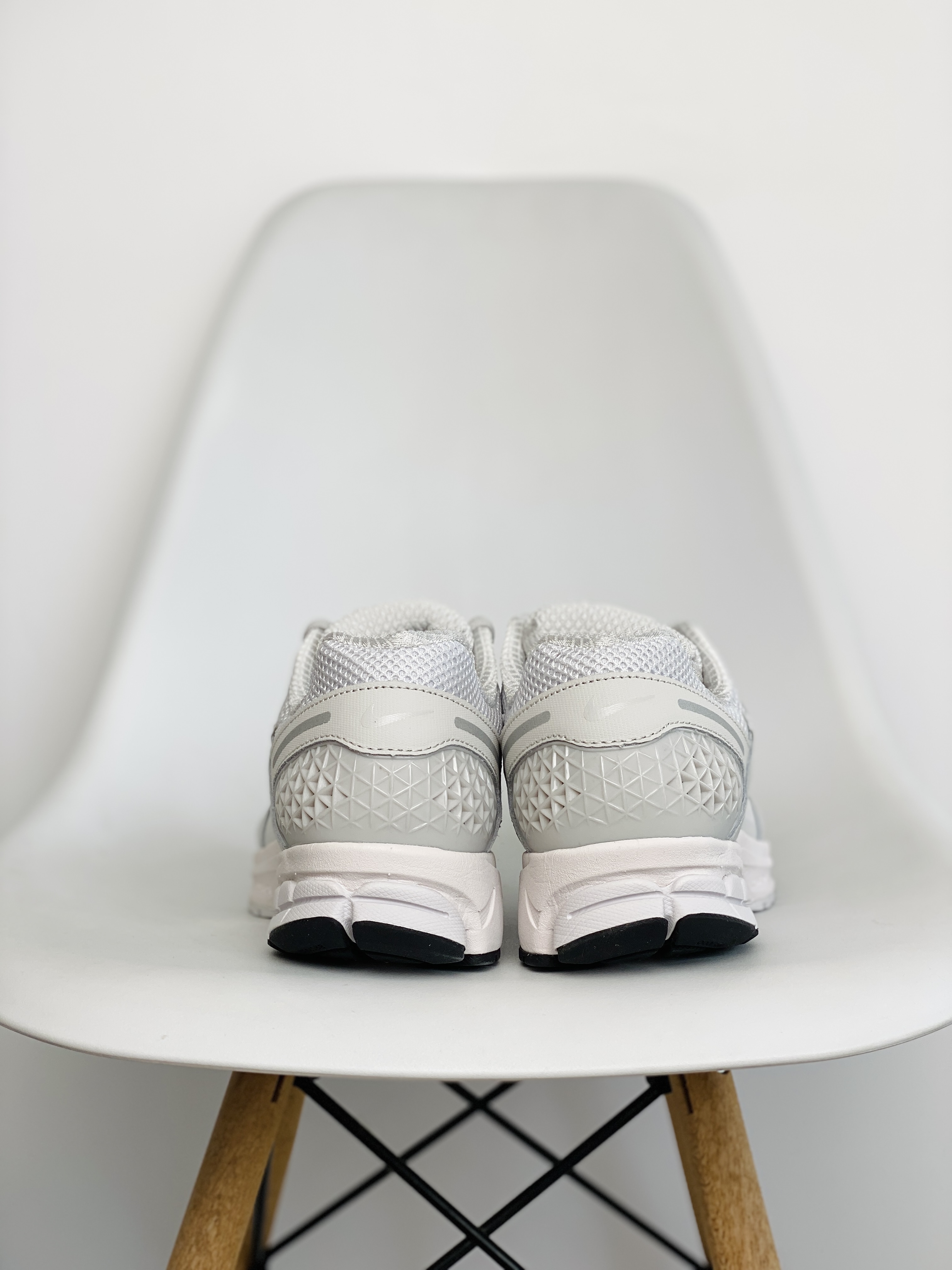 新版 Nike Air Zoom Vomero 5 Vast Grey 灰白 气垫 低筒 跑步鞋 运动鞋 男鞋 女鞋 BV1358-001