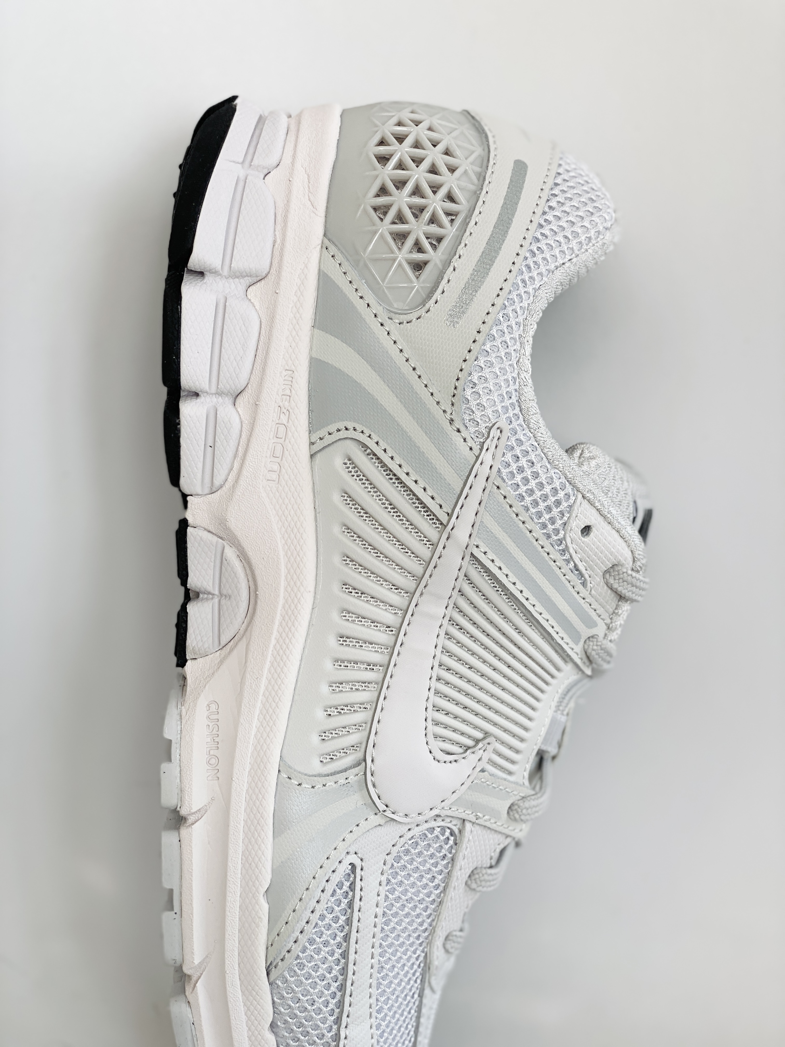 新版 Nike Air Zoom Vomero 5 Vast Grey 灰白 气垫 低筒 跑步鞋 运动鞋 男鞋 女鞋 BV1358-001