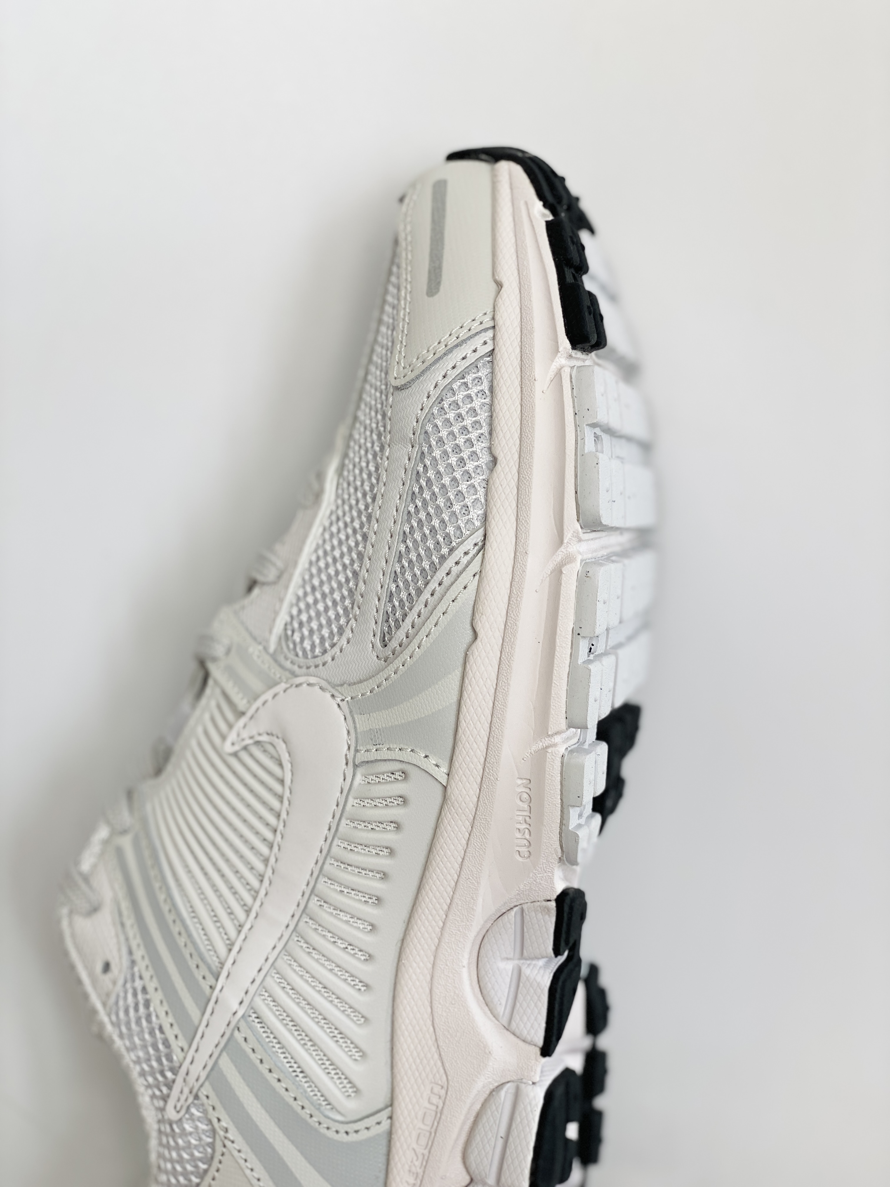 新版 Nike Air Zoom Vomero 5 Vast Grey 灰白 气垫 低筒 跑步鞋 运动鞋 男鞋 女鞋 BV1358-001