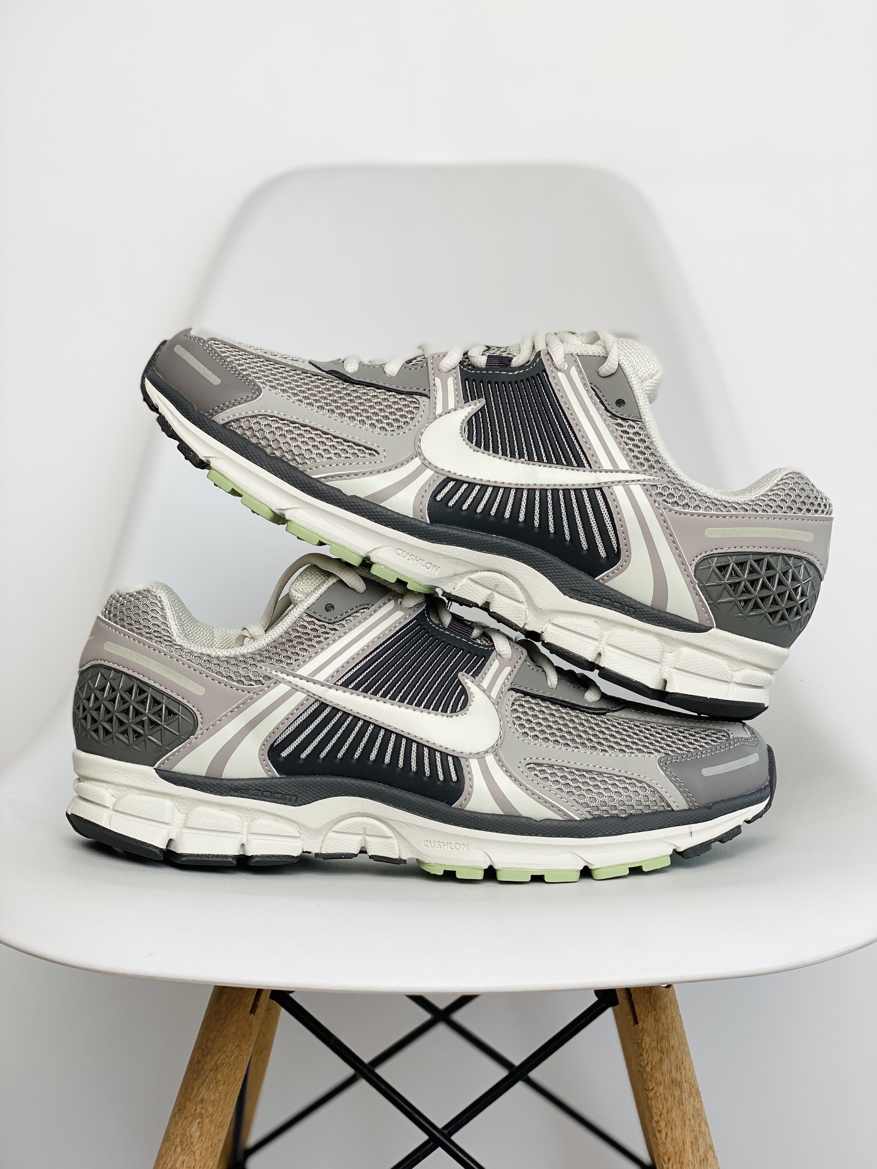 新版 Nike Air Zoom Vomero 5 灰黑色 气垫 低筒 跑步鞋 运动鞋 男鞋 女鞋 FB8825-001