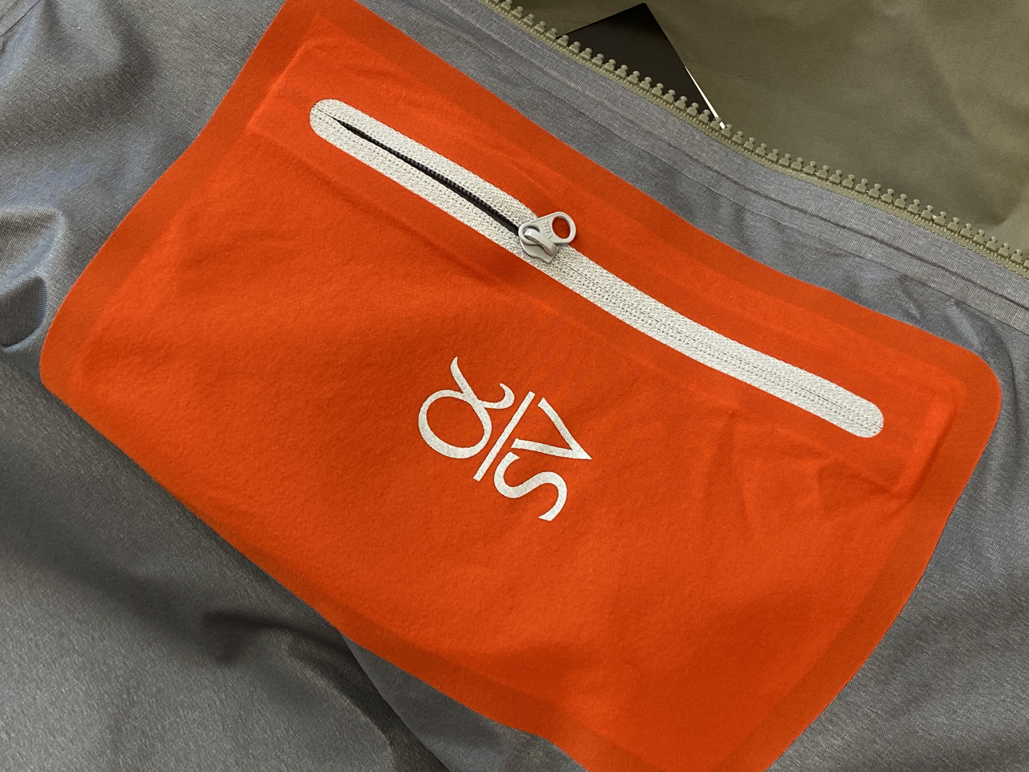 Arcteryx Alpha SV 始祖鳥  第6代 刺繡LOGO  戶外 透氣 長袖  防風 防水  外套 夾克  沖鋒衣  綠色  货号：25681