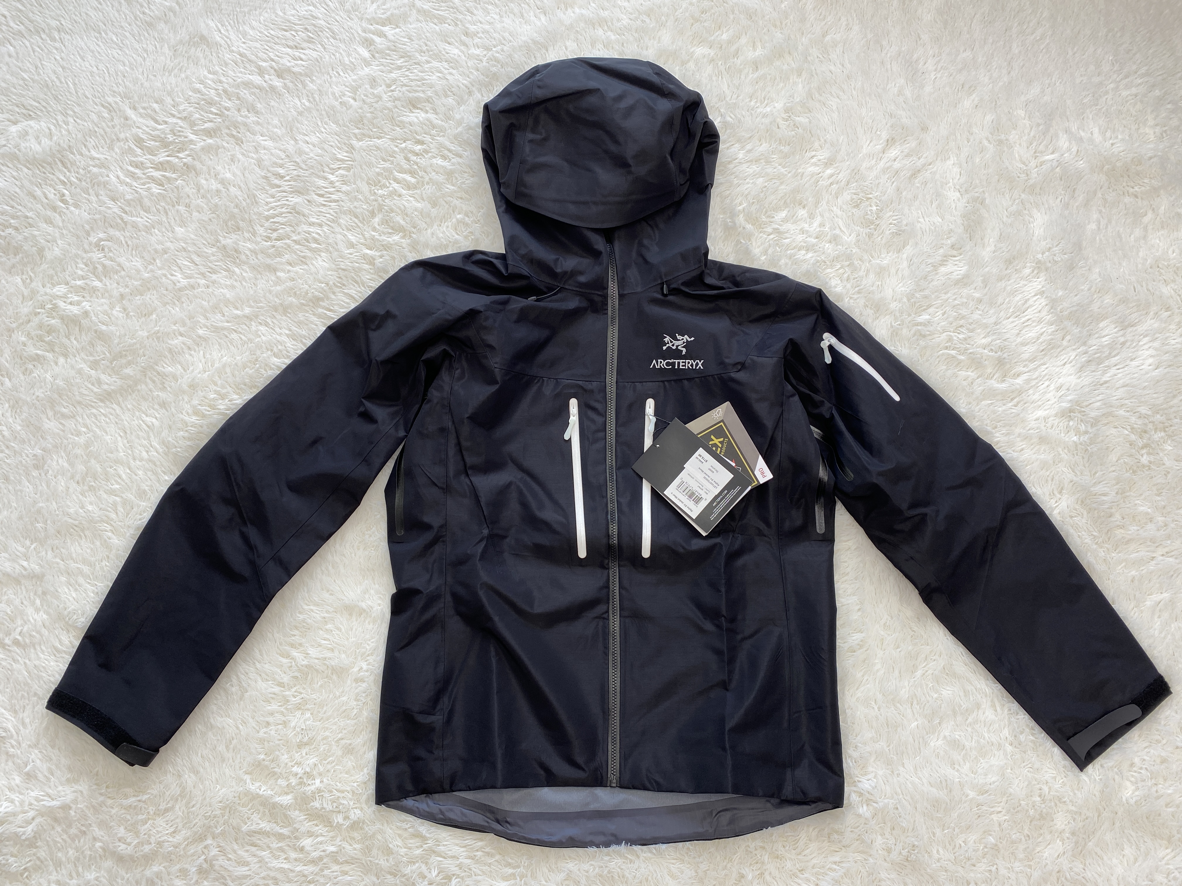 Arcteryx Alpha SV 始祖鳥  第6代 刺繡LOGO  戶外 透氣 長袖  防風 防水  外套 夾克  沖鋒衣  黑白  货号：25681