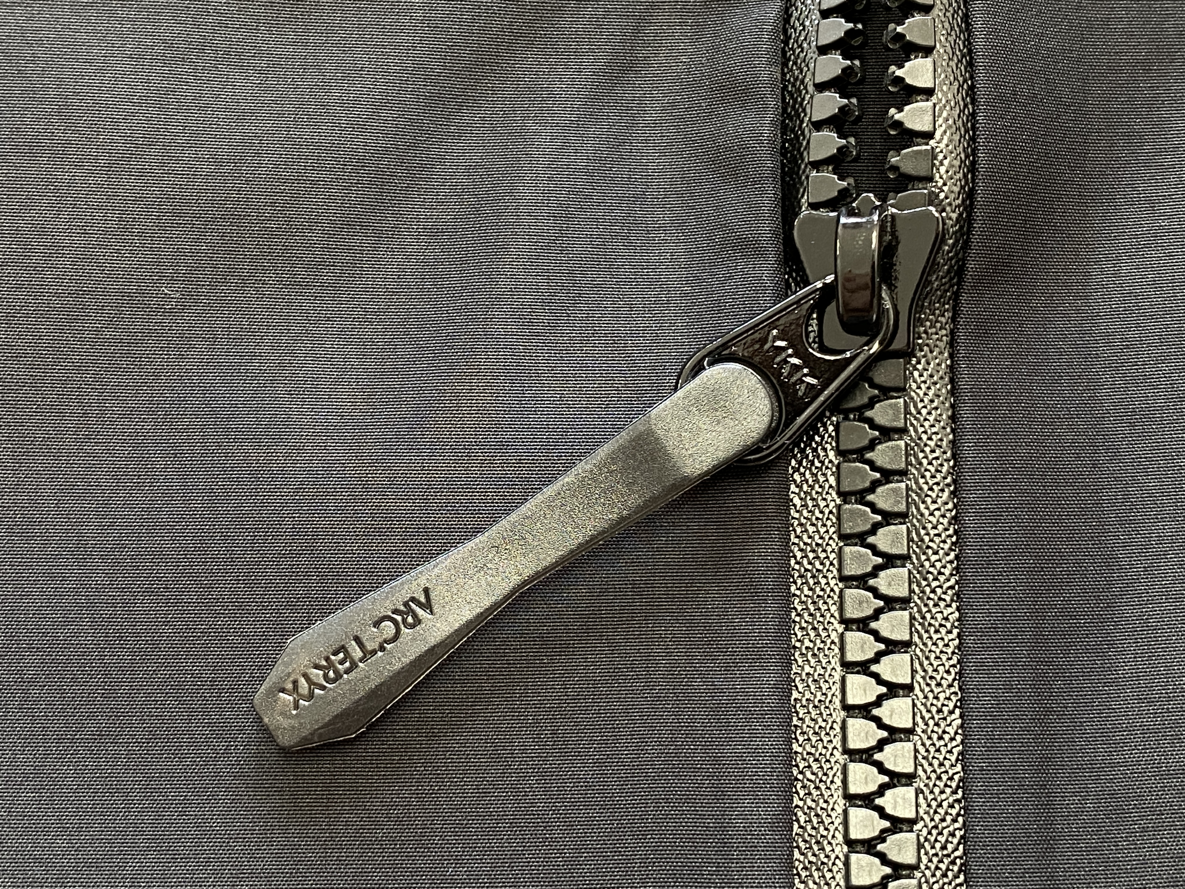 Arcteryx Alpha SV 始祖鳥  第6代 刺繡LOGO  戶外 透氣 長袖  防風 防水  外套 夾克  沖鋒衣  黑白  货号：25681