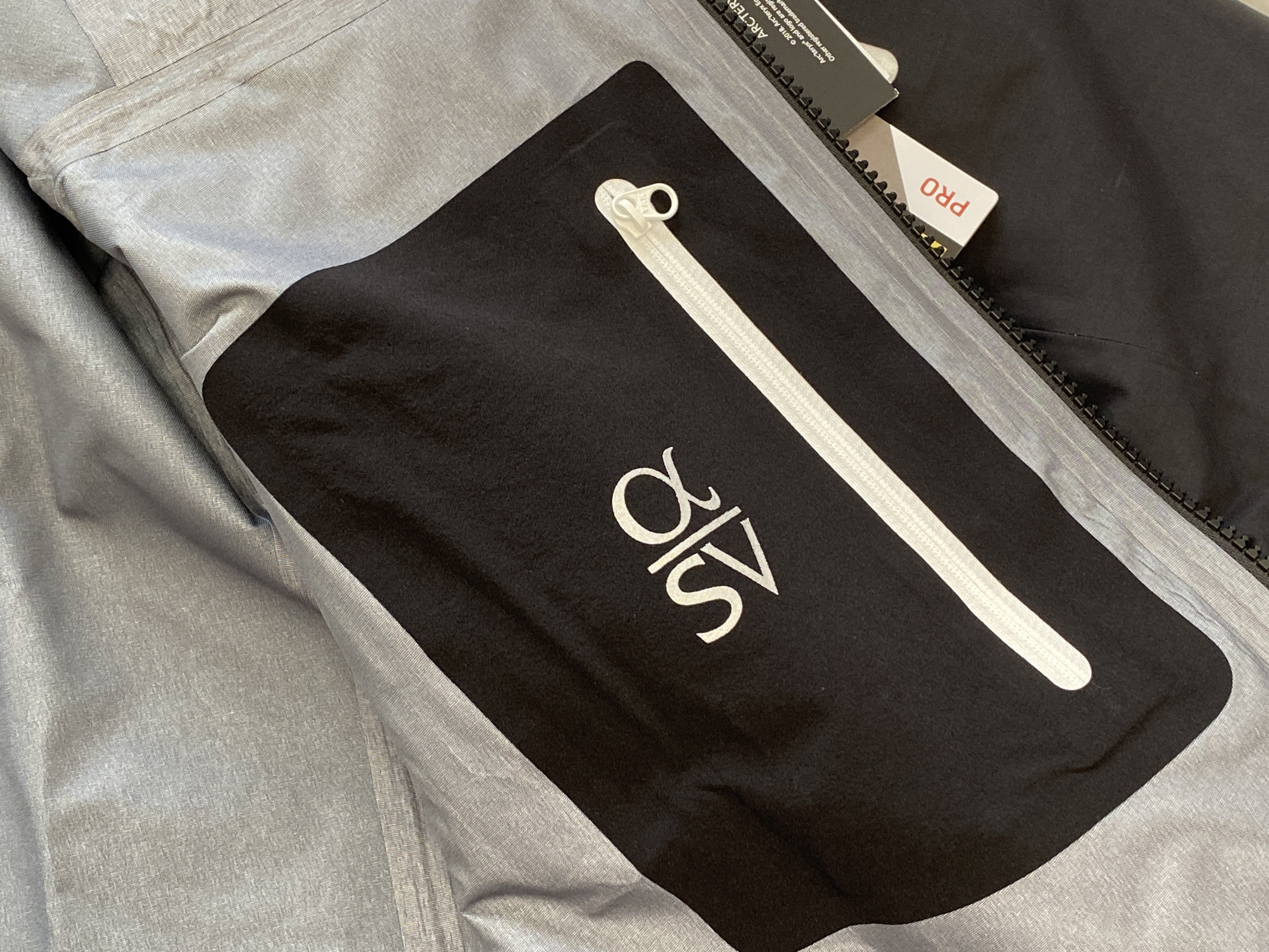 Arcteryx Alpha SV 始祖鳥  第6代 刺繡LOGO  戶外 透氣 長袖  防風 防水  外套 夾克  沖鋒衣  黑白  货号：25681