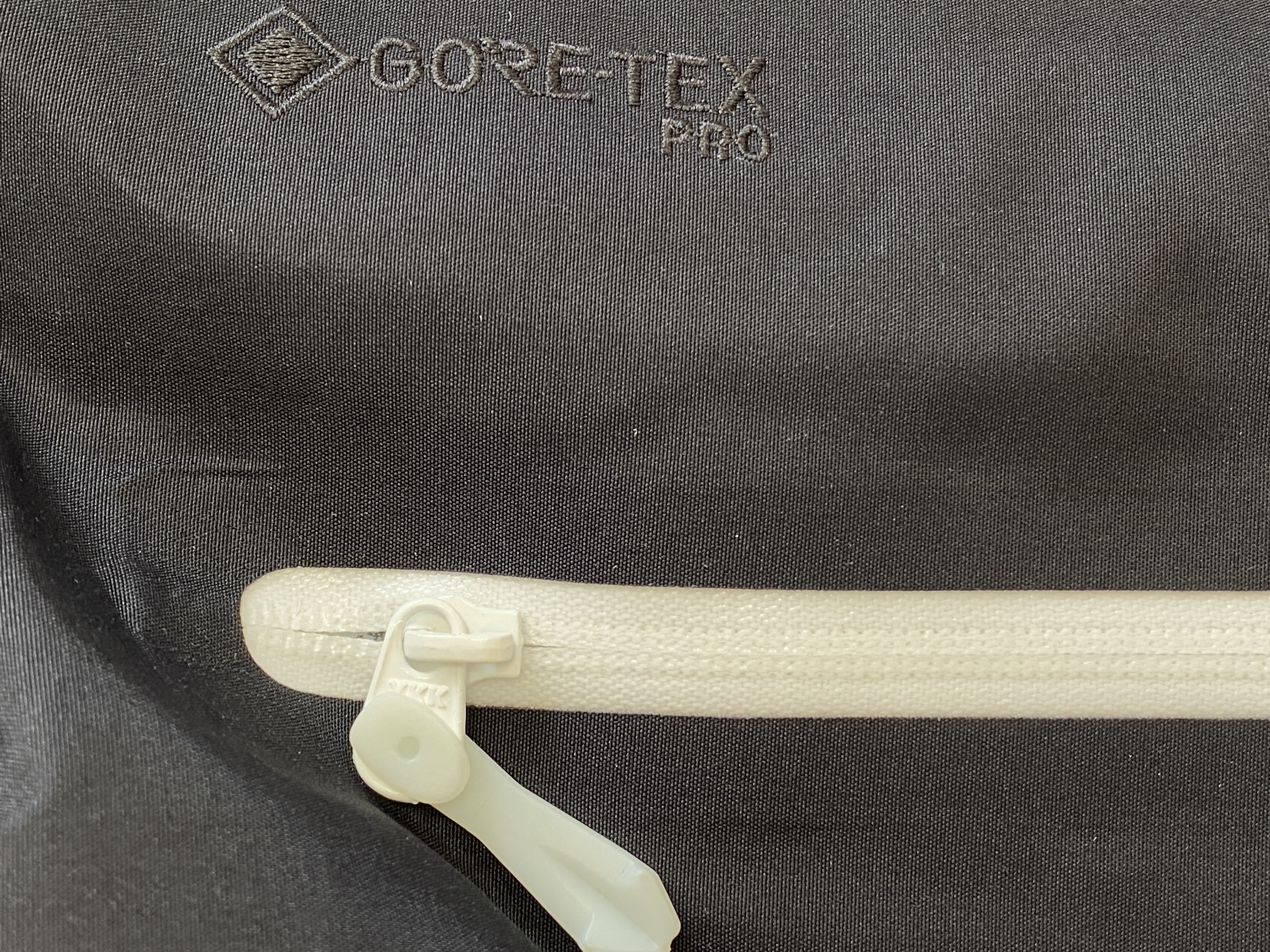 Arcteryx Alpha SV 始祖鳥  第6代 刺繡LOGO  戶外 透氣 長袖  防風 防水  外套 夾克  沖鋒衣  黑白  货号：25681