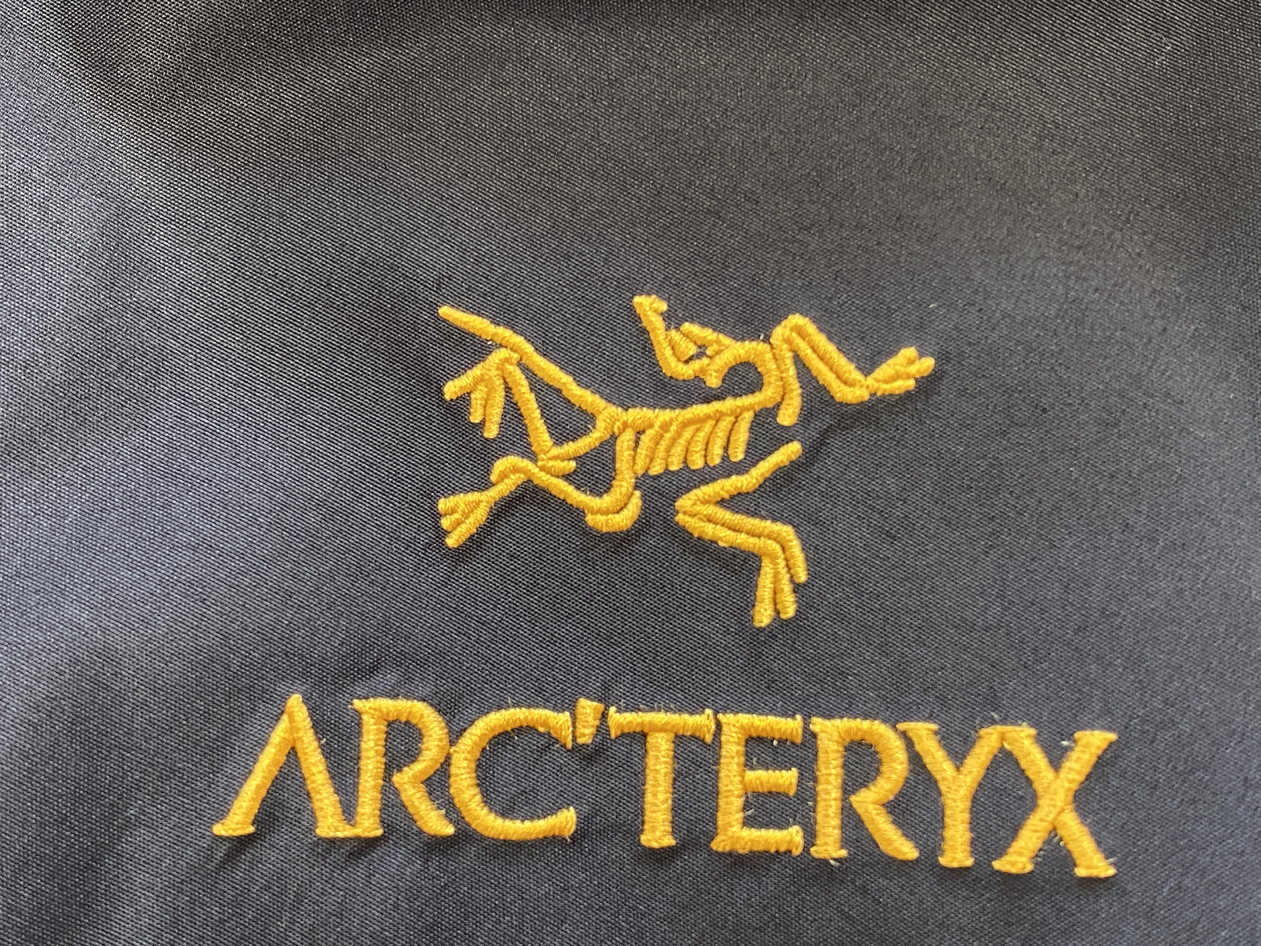 Arcteryx Alpha SV 始祖鳥  第6代 刺繡LOGO  戶外 透氣 長袖  防風 防水  外套 夾克  沖鋒衣  黑色黃刺繡 货号：25681