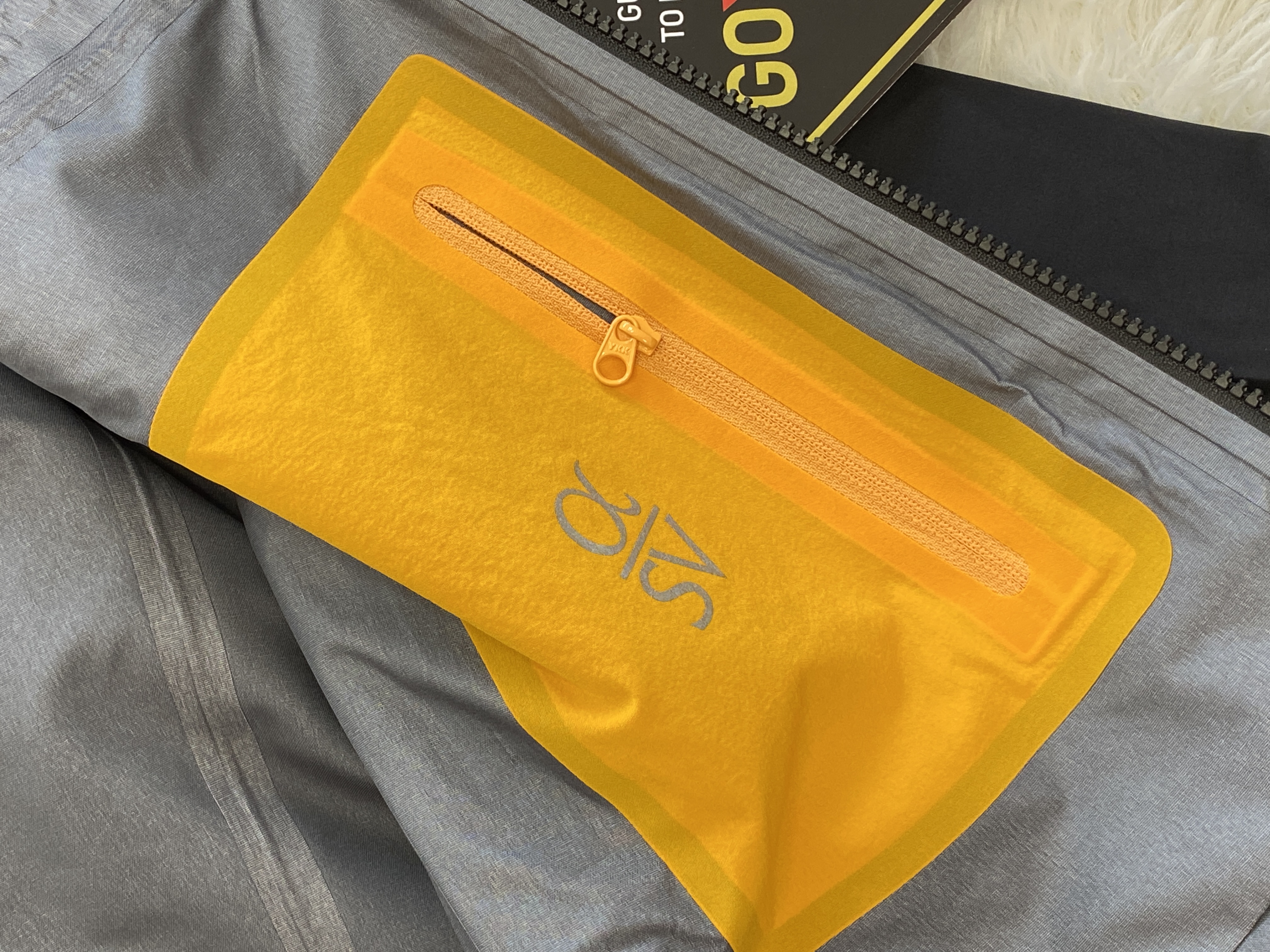 Arcteryx Alpha SV 始祖鳥  第6代 刺繡LOGO  戶外 透氣 長袖  防風 防水  外套 夾克  沖鋒衣  黑色黃刺繡 货号：25681