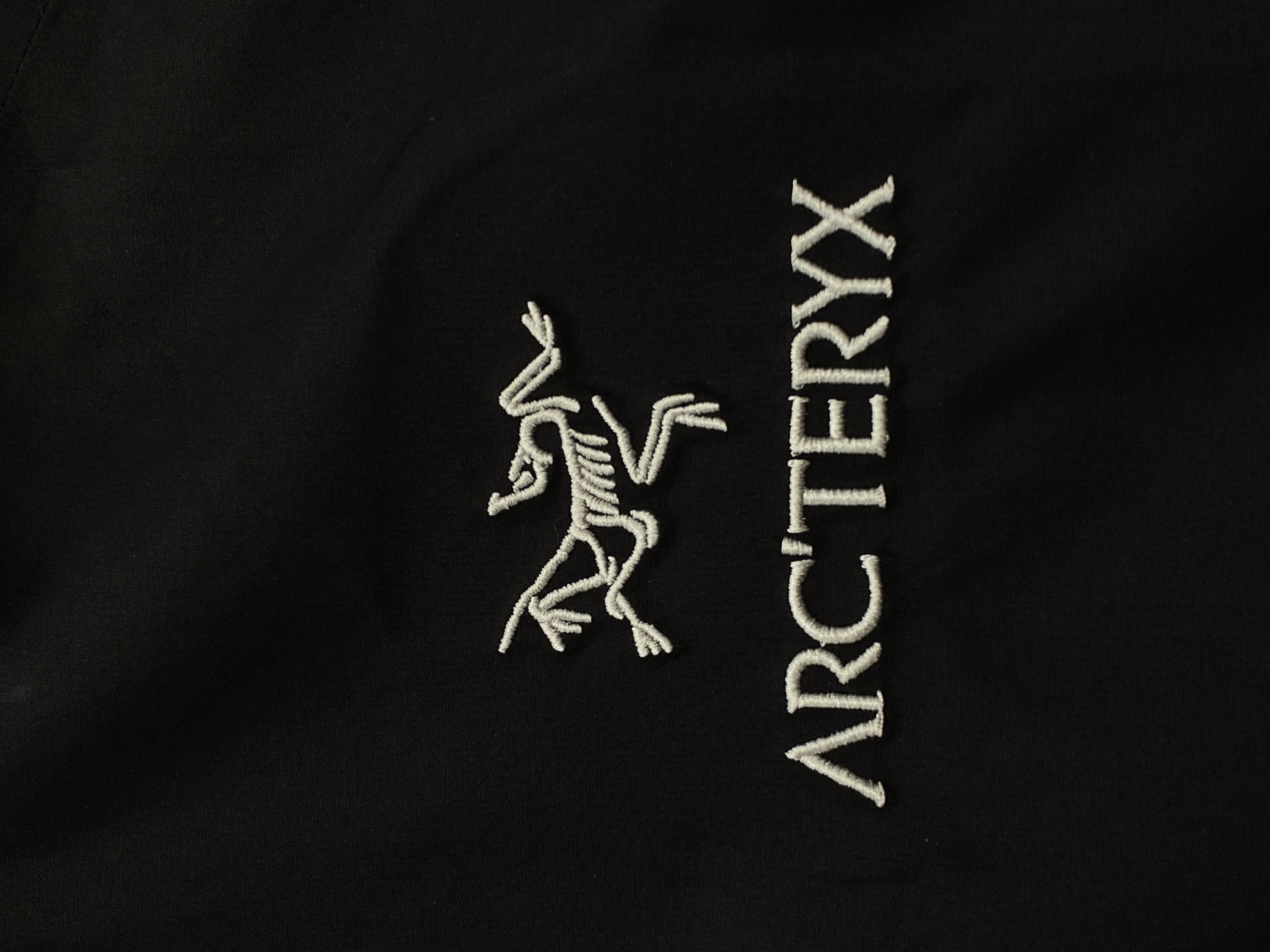 Arcteryx Beat LT Jacket 始祖鳥 硬殼繫列 黑色 白淺灰刺繡 沖鋒衣 長袖  防風 防水 戶外 外套 夾克  黑色 货号：31346  