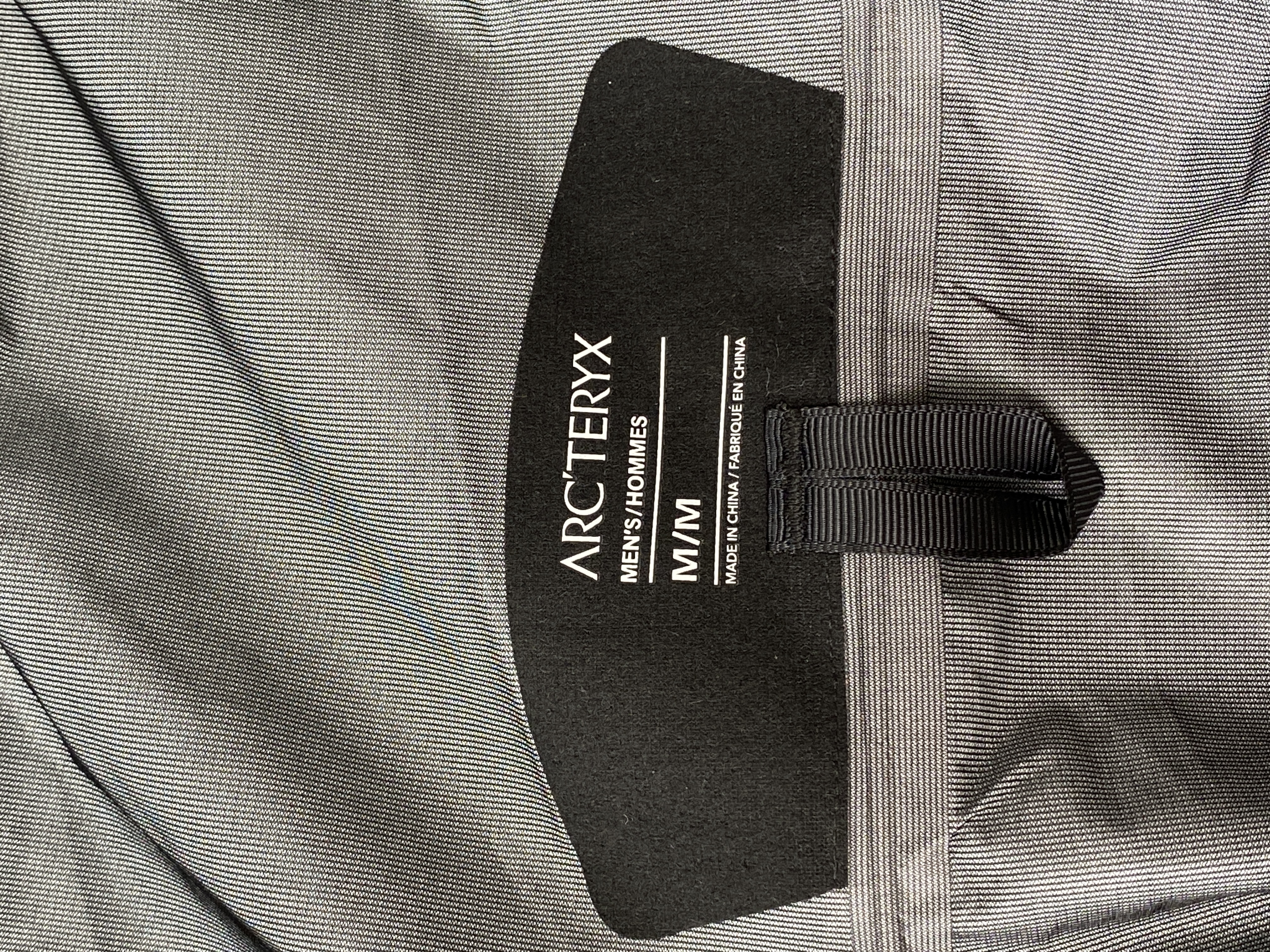 Arcteryx Beat LT Jacket 始祖鳥 硬殼繫列 黑色 白淺灰刺繡 沖鋒衣 長袖  防風 防水 戶外 外套 夾克  黑色 货号：31346  