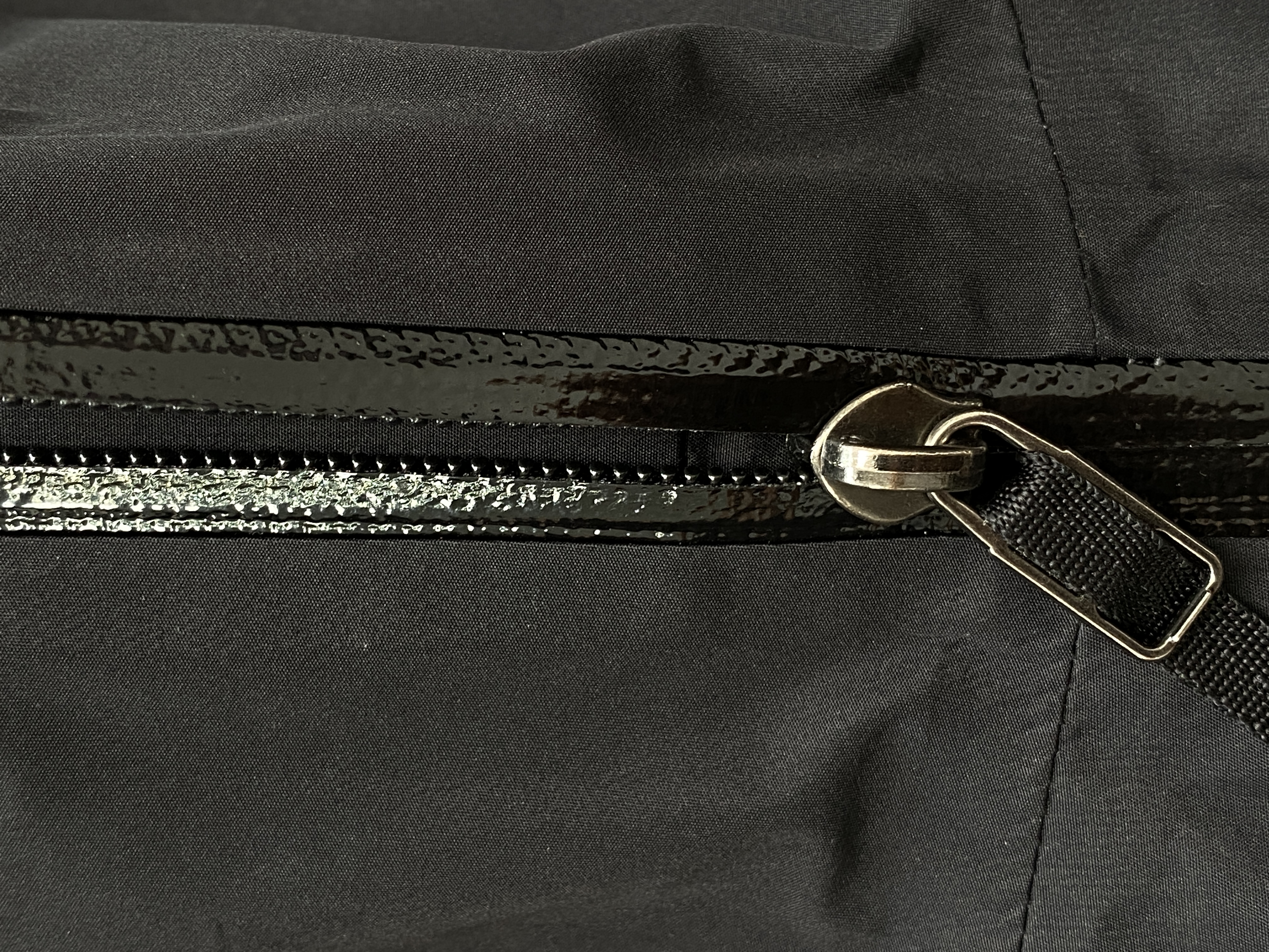 Arcteryx Beat LT Jacket 始祖鳥 硬殼繫列 黑色 白淺灰刺繡 沖鋒衣 長袖  防風 防水 戶外 外套 夾克  黑色 货号：31346  