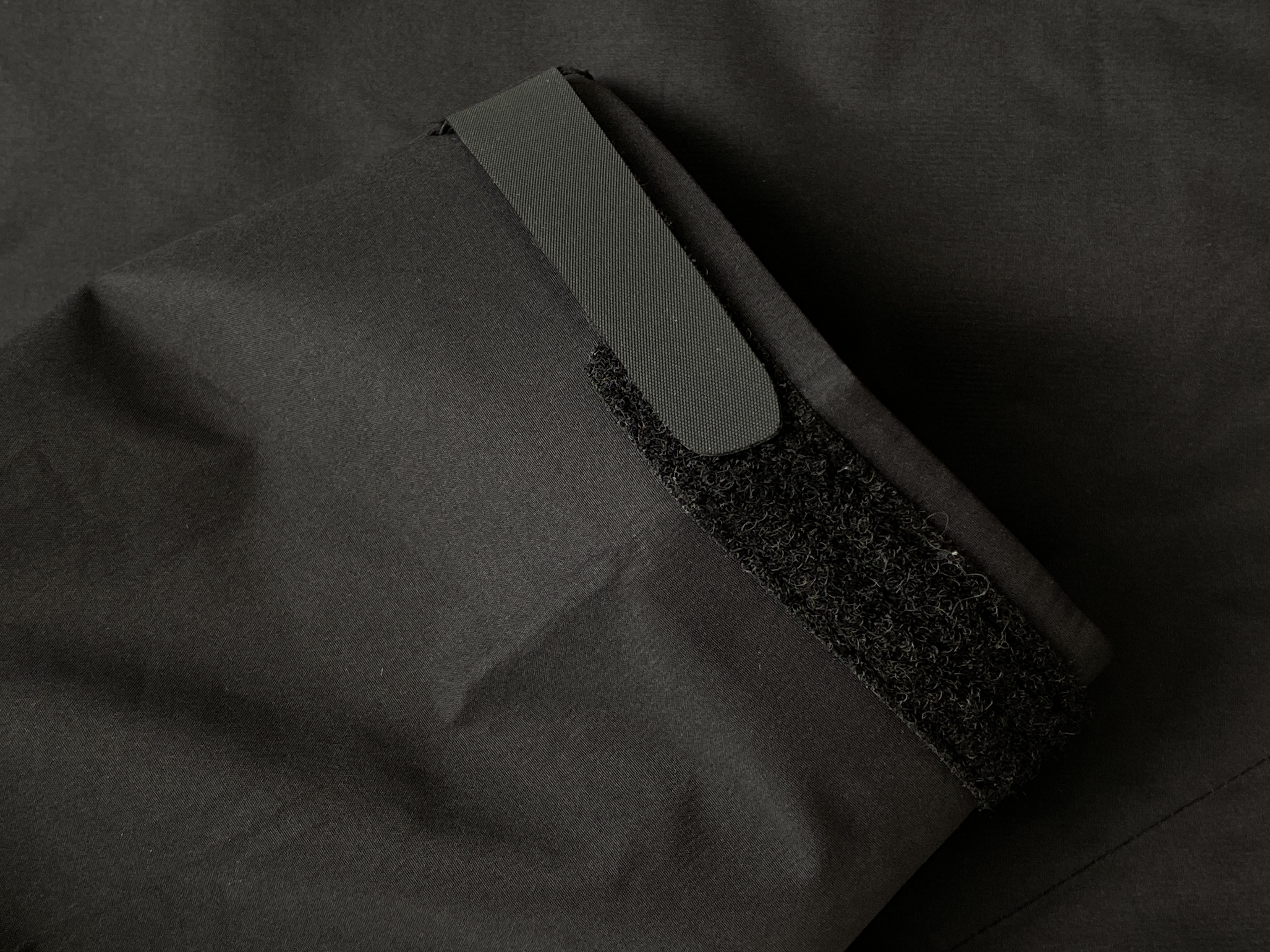 Arcteryx Beat LT Jacket 始祖鳥 硬殼繫列 黑色 白淺灰刺繡 沖鋒衣 長袖  防風 防水 戶外 外套 夾克  黑色 货号：31346  