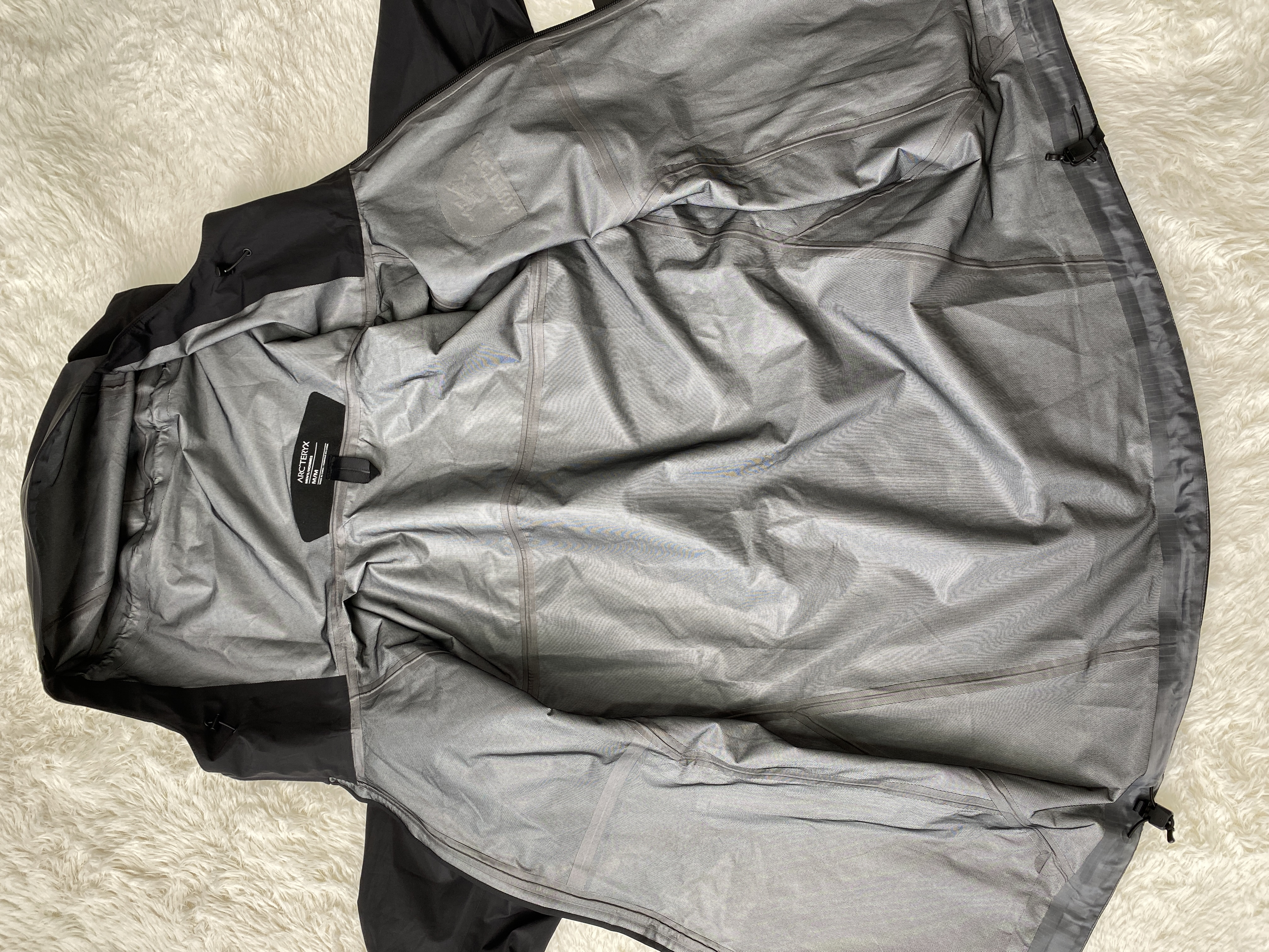 Arcteryx Beat LT Jacket 始祖鳥 硬殼繫列 黑色 白淺灰刺繡 沖鋒衣 長袖  防風 防水 戶外 外套 夾克  黑色 货号：31346  