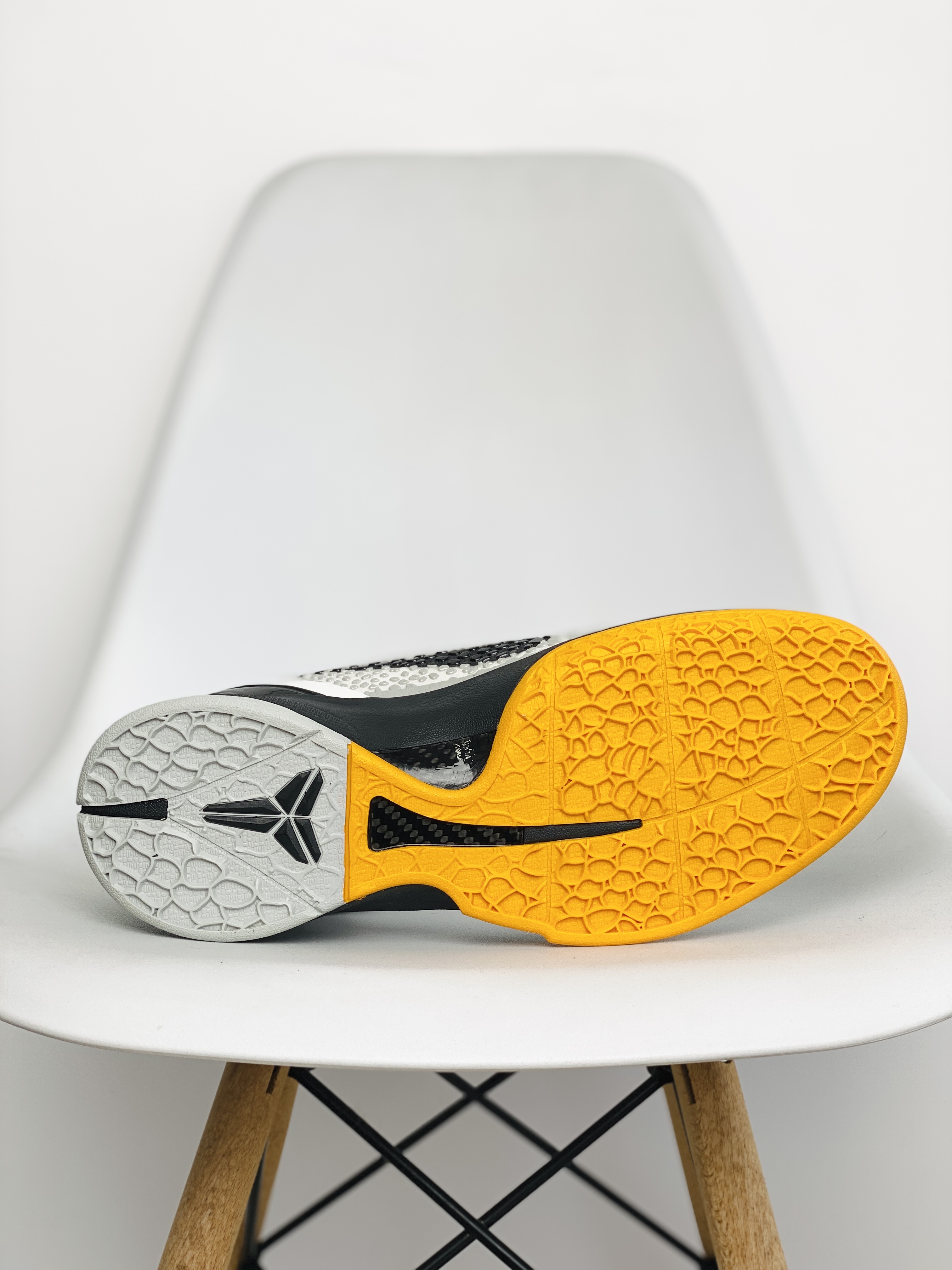 需预定 H12 Kobe6 季后赛 球鞋 籃球鞋 實戰鞋 前掌气垫 后掌EVA  真碳板 波鞋 男鞋    CW2190-100