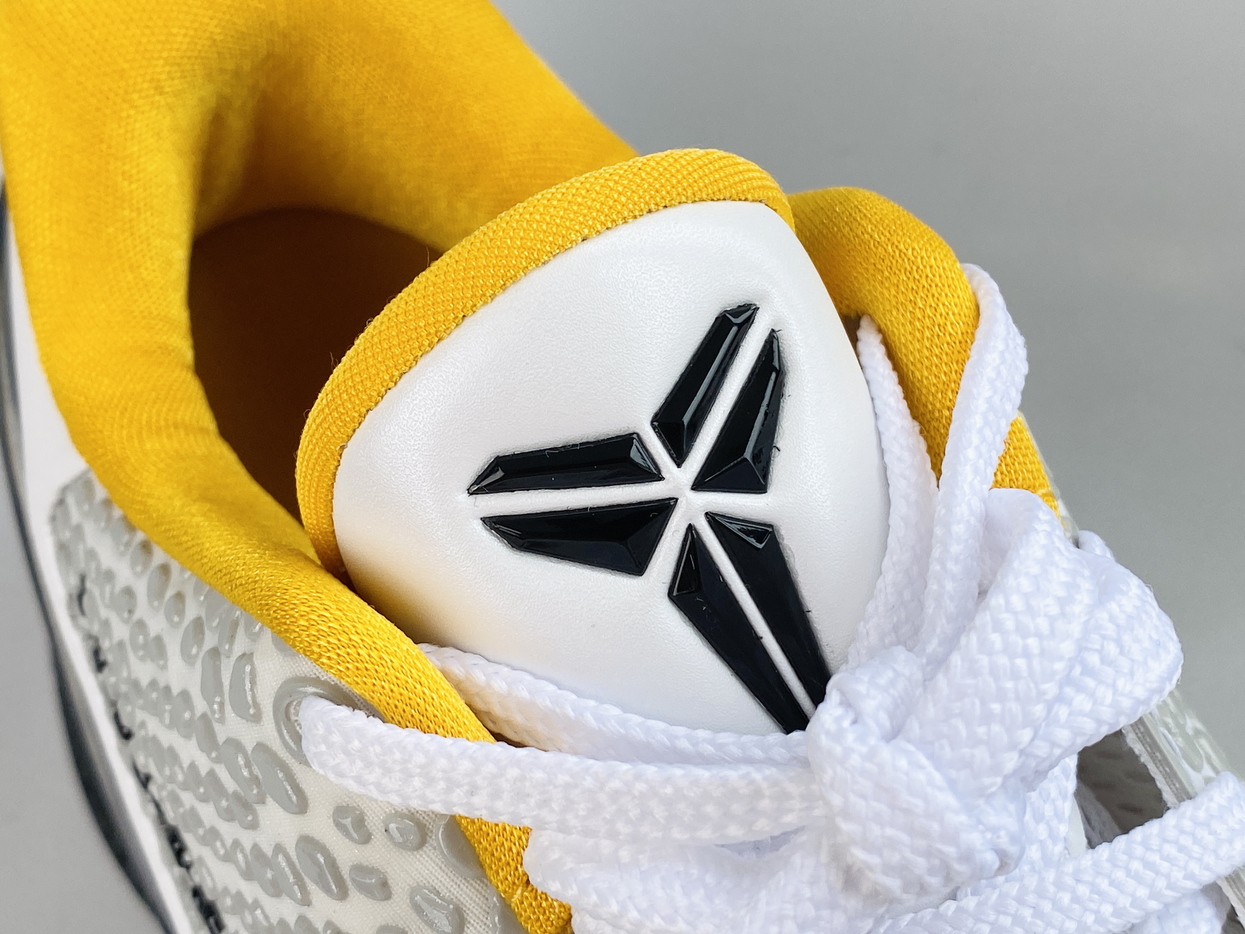 需预定 H12 Kobe6 季后赛 球鞋 籃球鞋 實戰鞋 前掌气垫 后掌EVA  真碳板 波鞋 男鞋    CW2190-100