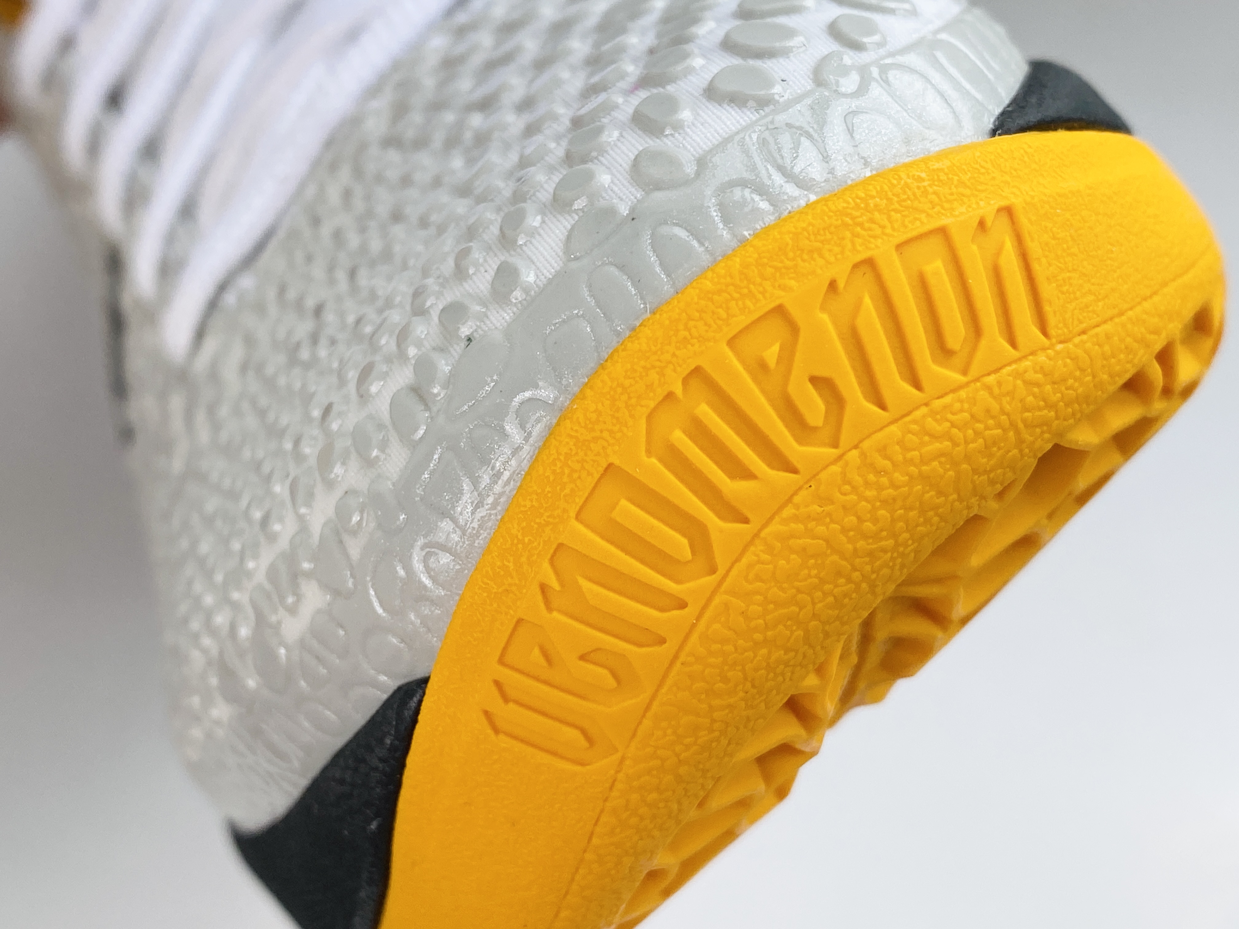 需预定 H12 Kobe6 季后赛 球鞋 籃球鞋 實戰鞋 前掌气垫 后掌EVA  真碳板 波鞋 男鞋    CW2190-100