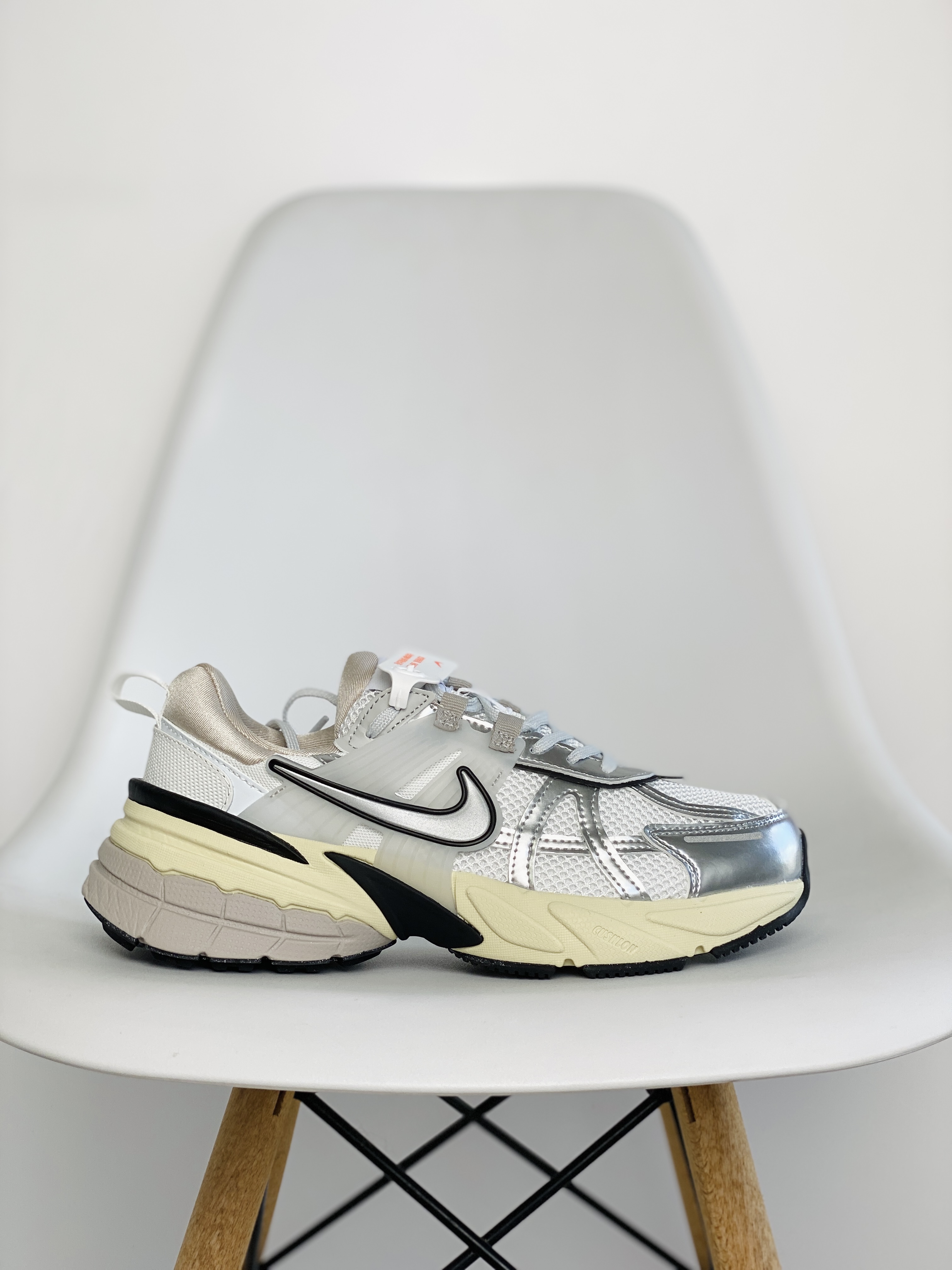 V2K Run Runtekk Summit White Metallic Silver    低筒 跑步鞋 运动鞋 男鞋 女鞋 白银 FD0736-100