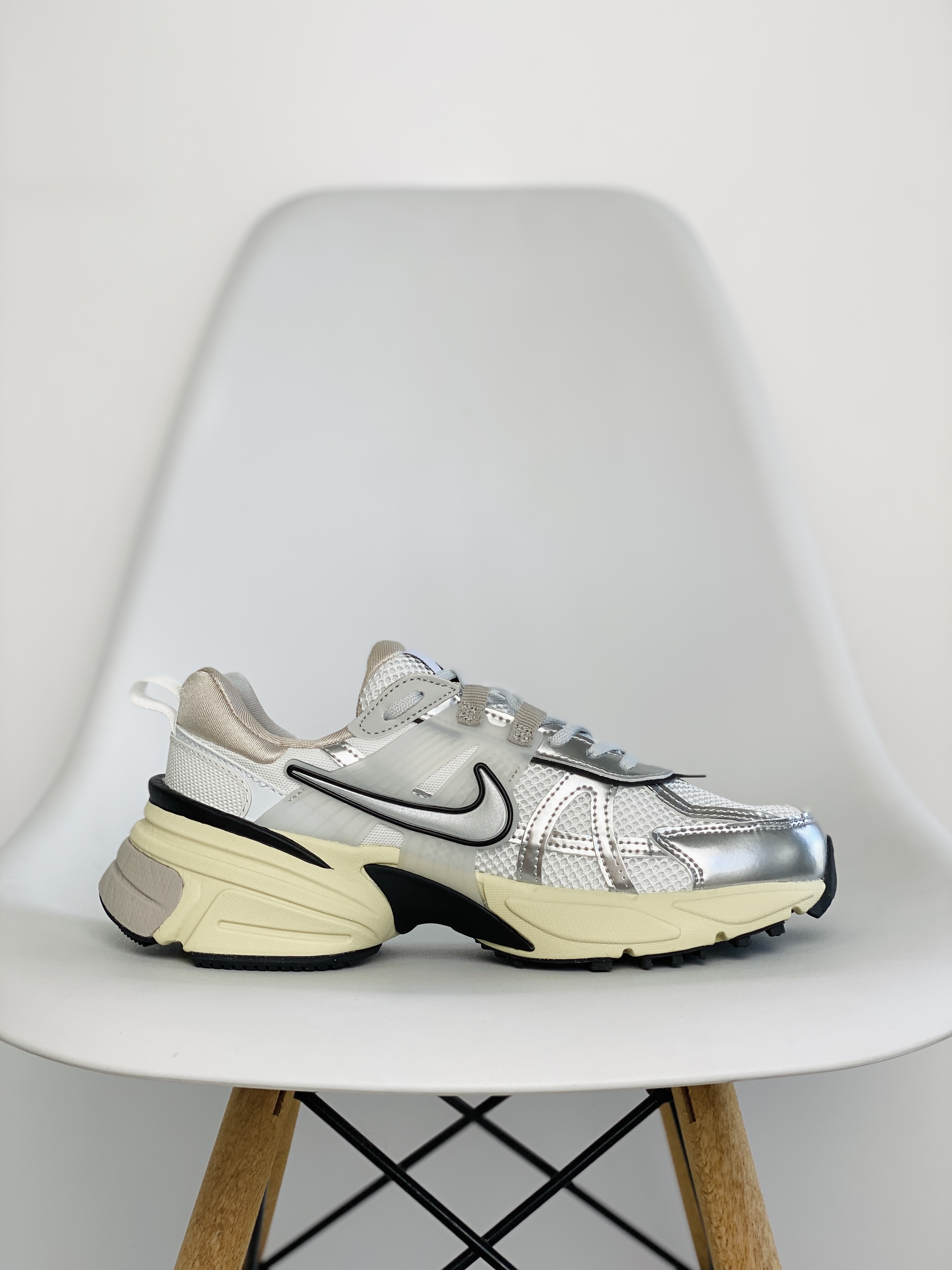 V2K Run Runtekk Summit White Metallic Silver    低筒 跑步鞋 运动鞋 男鞋 女鞋 白银 FD0736-100