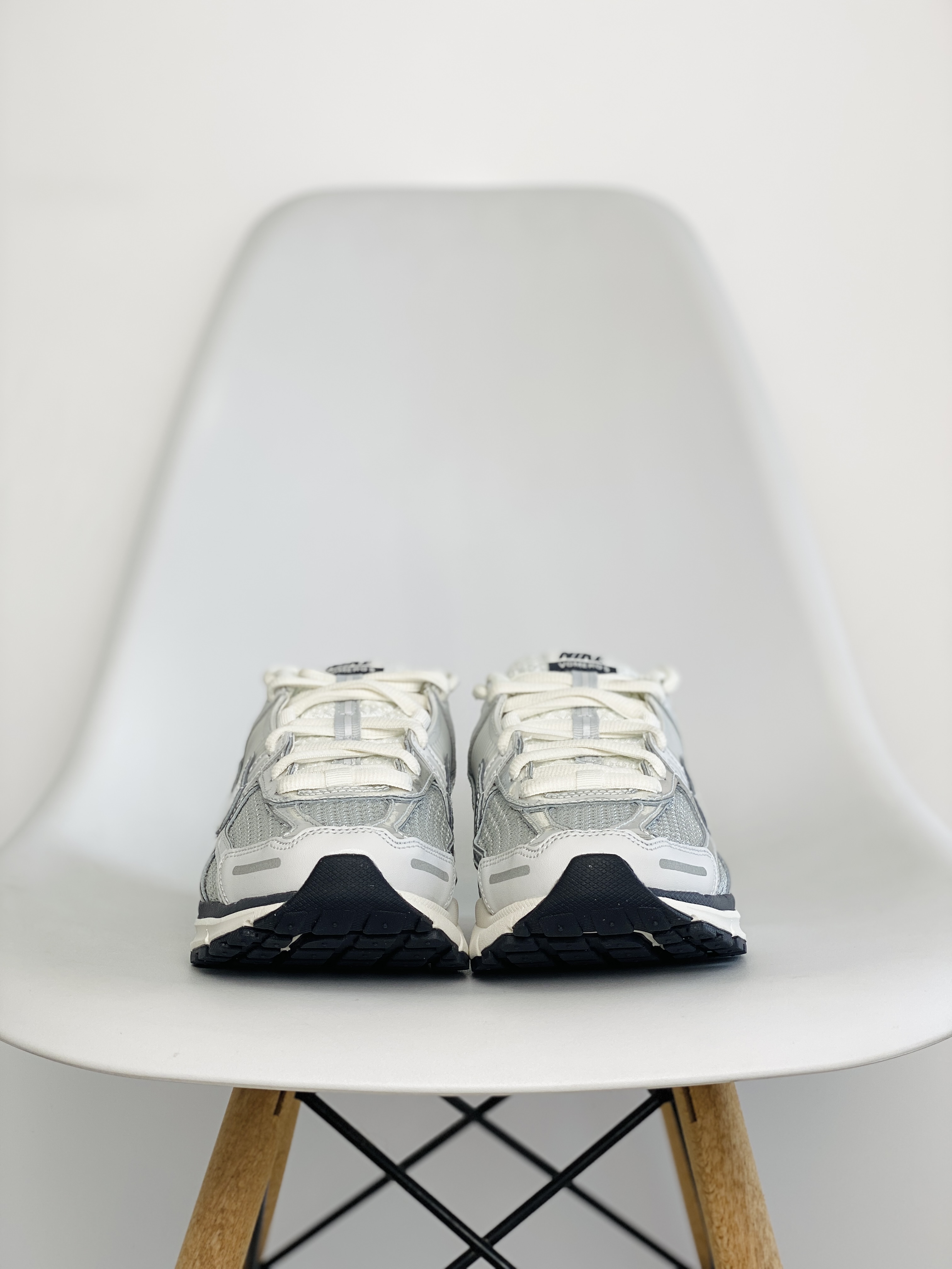 新版 Nike Air Zoom Vomero 5 Photon Dust 白色 气垫 低筒 跑步鞋 运动鞋 男鞋 女鞋 FD0884-025