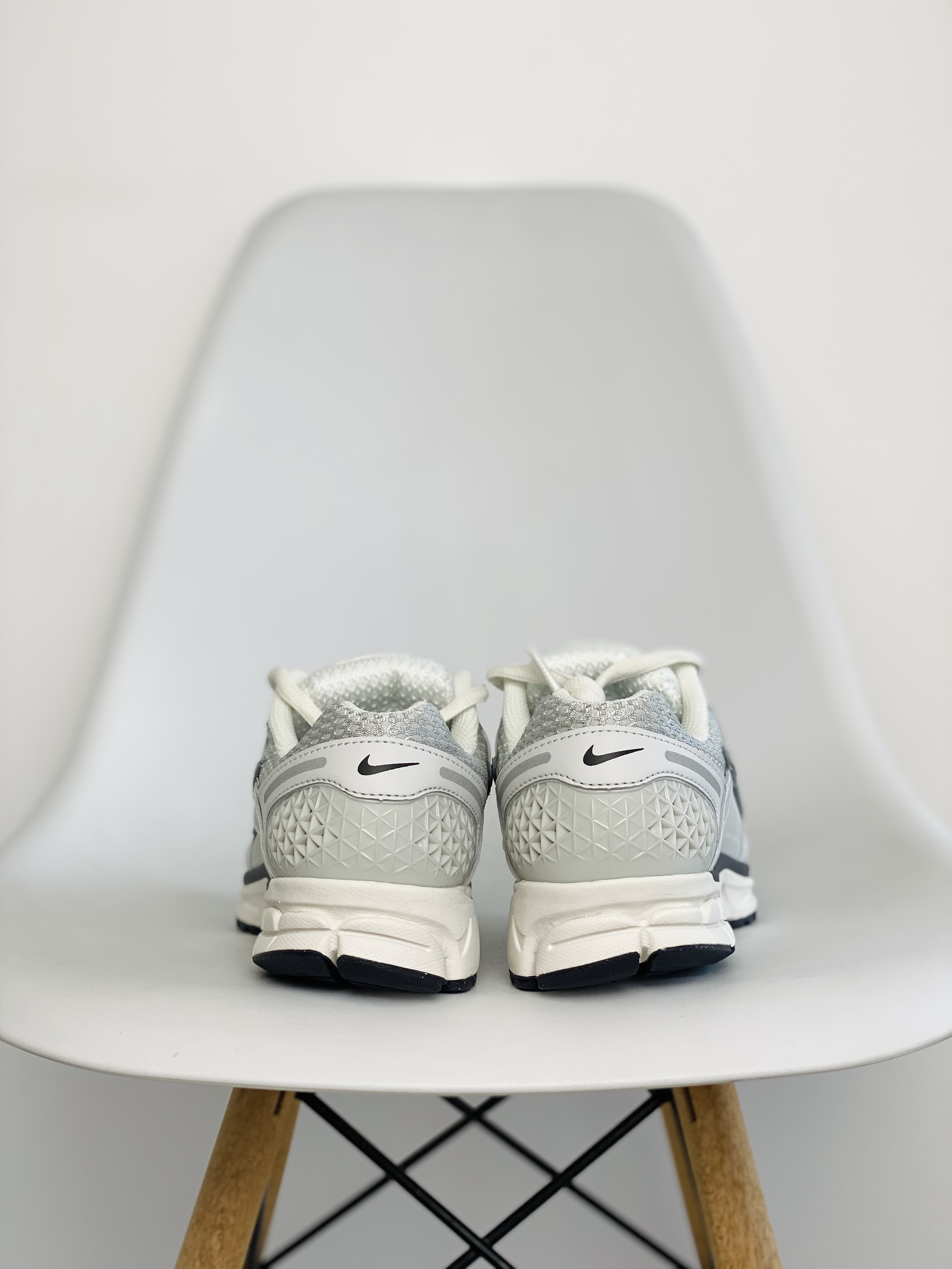 新版 Nike Air Zoom Vomero 5 Photon Dust 白色 气垫 低筒 跑步鞋 运动鞋 男鞋 女鞋 FD0884-025