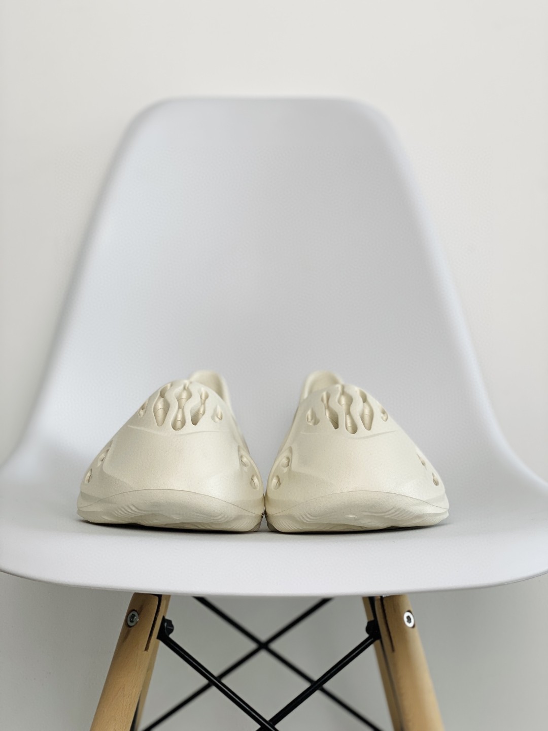 adidas originals Yeezy Foam Runner Sand 沙色 洞洞鞋 拖鞋 室内室外拖 FY4567-2021