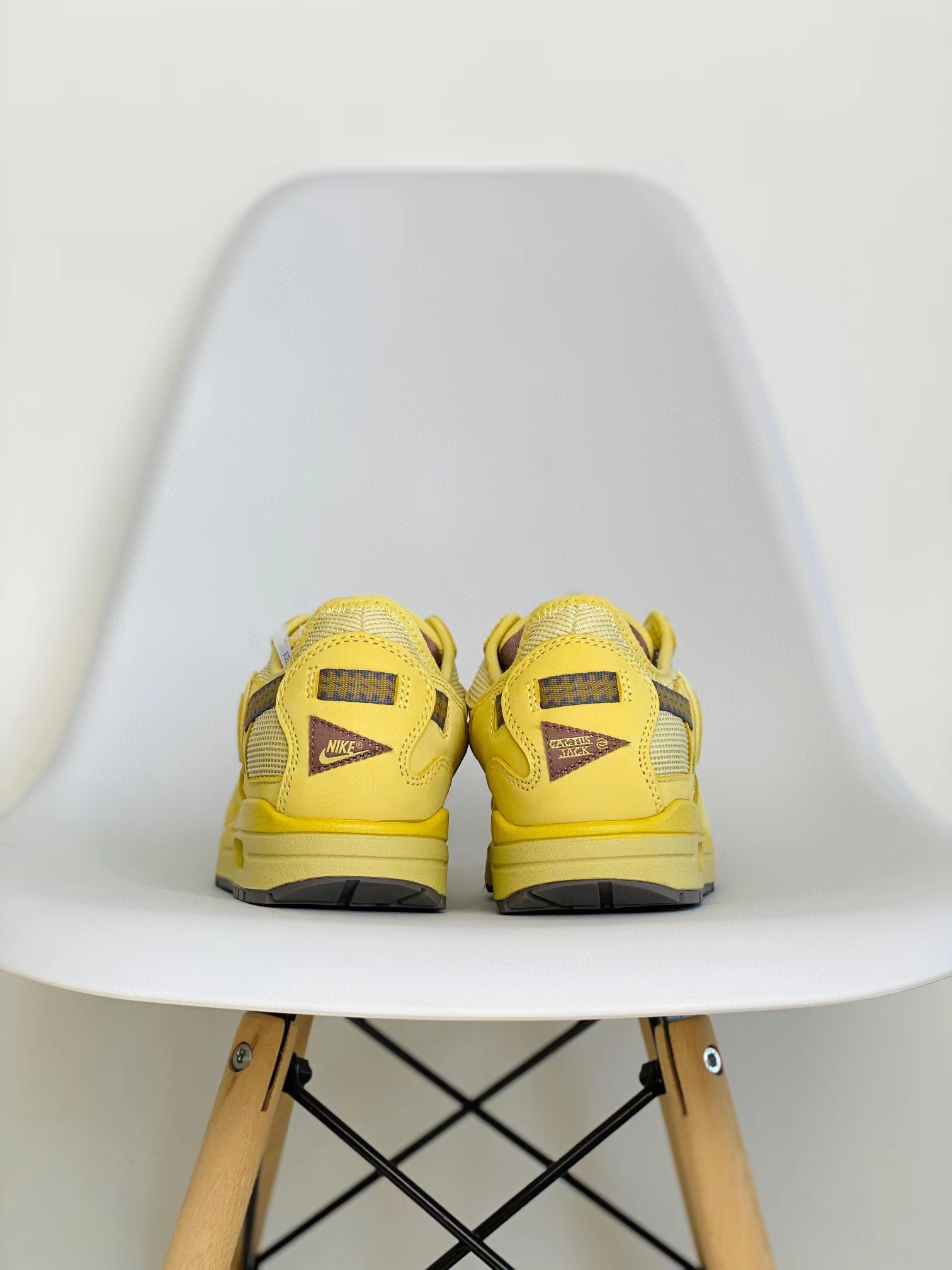 Travis Scott Air Max 1 Saturn Gold 黄色 倒钩 低筒 男鞋 女鞋 休闲鞋 板鞋 跑鞋 气垫鞋 DO9392-700