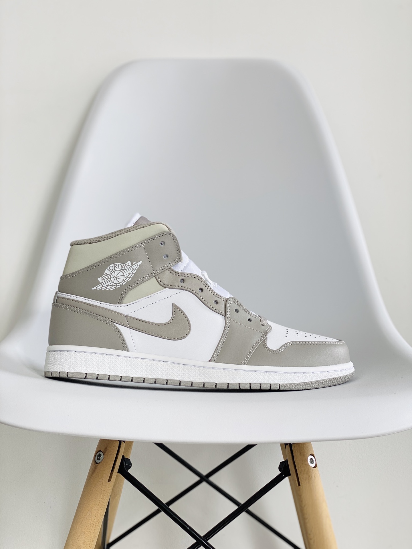 Air Jordan 1 Mid AJ1 Linen 淺骨色 奶油 休闲鞋 女鞋 男鞋 情侣鞋 板鞋  554724-082