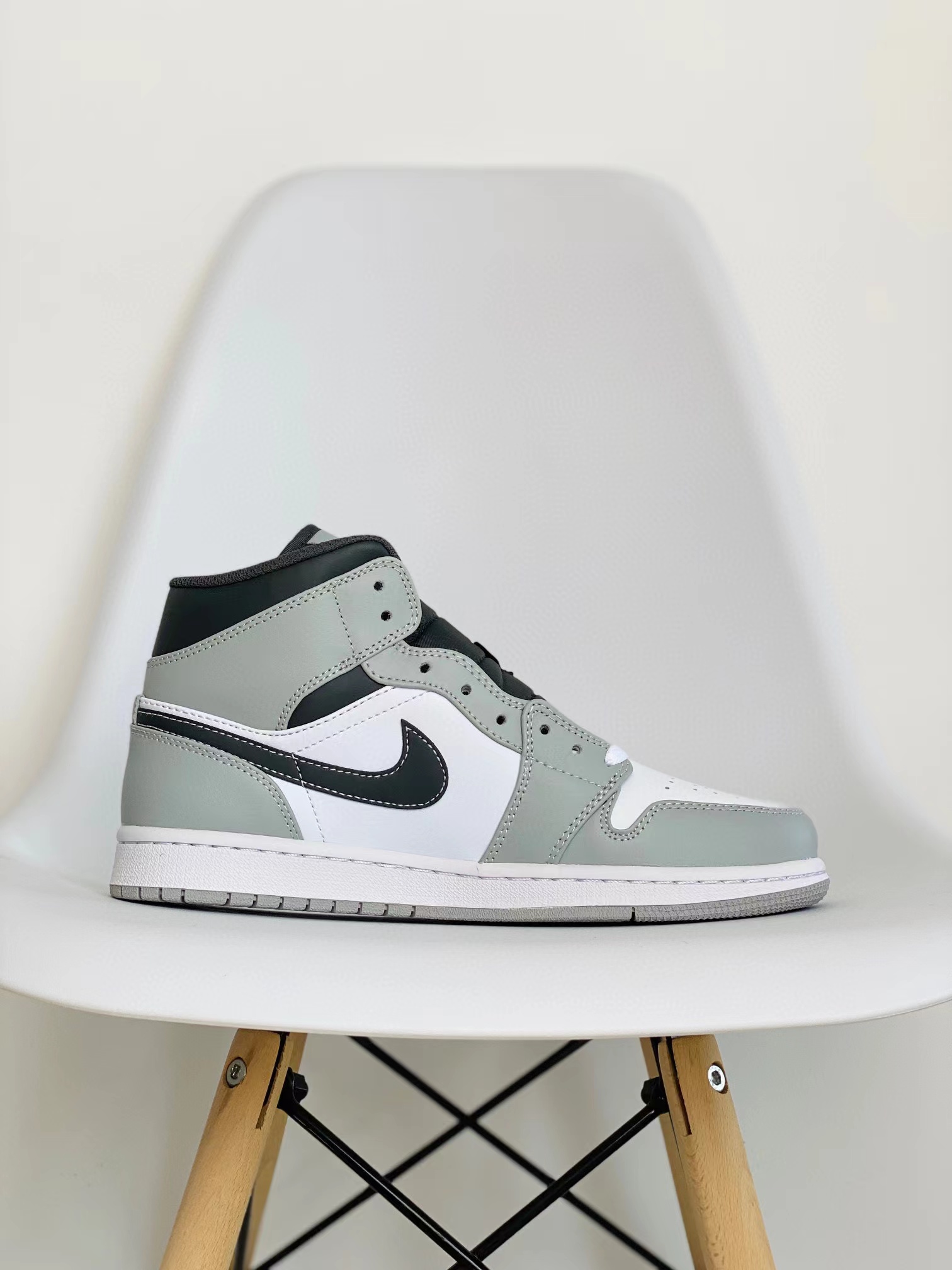 Air Jordan 1 Mid AJ1 Light Smoke Grey 灰白黑 休闲鞋 女鞋 男鞋 情侣鞋 554724-078
