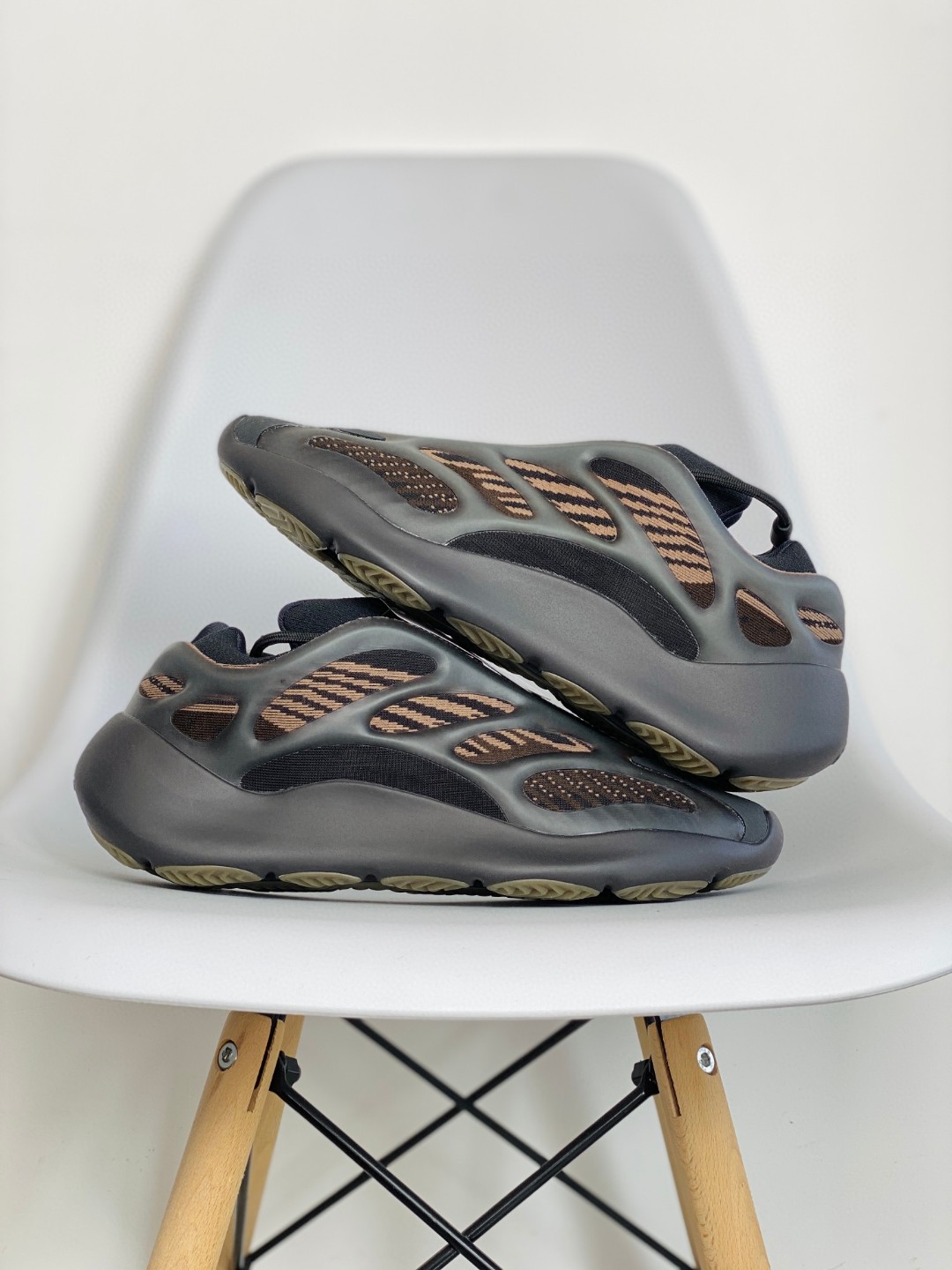 adidas Yeezy 700V3 Clay Brown 黑铜 低筒 休闲鞋 运动鞋 老爹鞋 男鞋 女鞋 GY0189