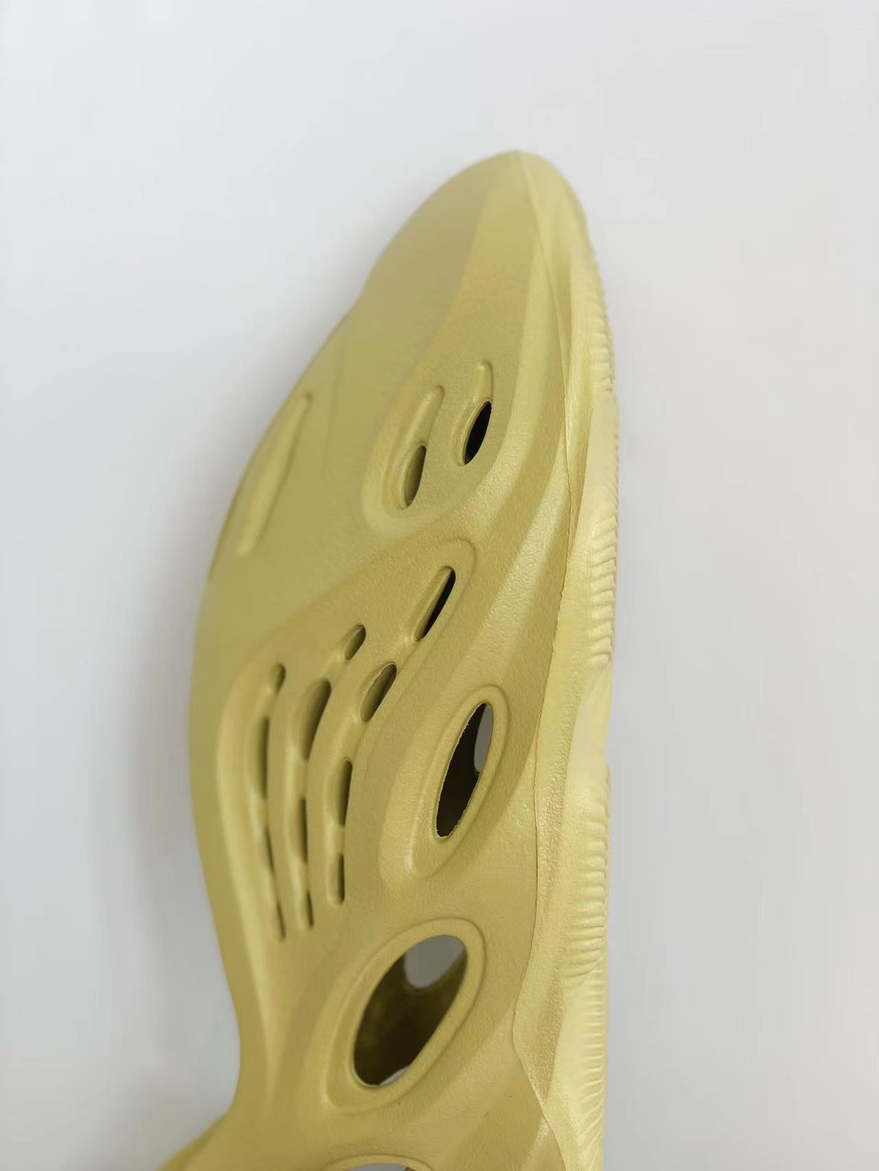 adidas originals Yeezy Foam Runner Sand 土黄 米黄 硫磺  运动凉鞋 洞洞鞋 拖鞋 室内室外拖 男鞋 女鞋 GV6775