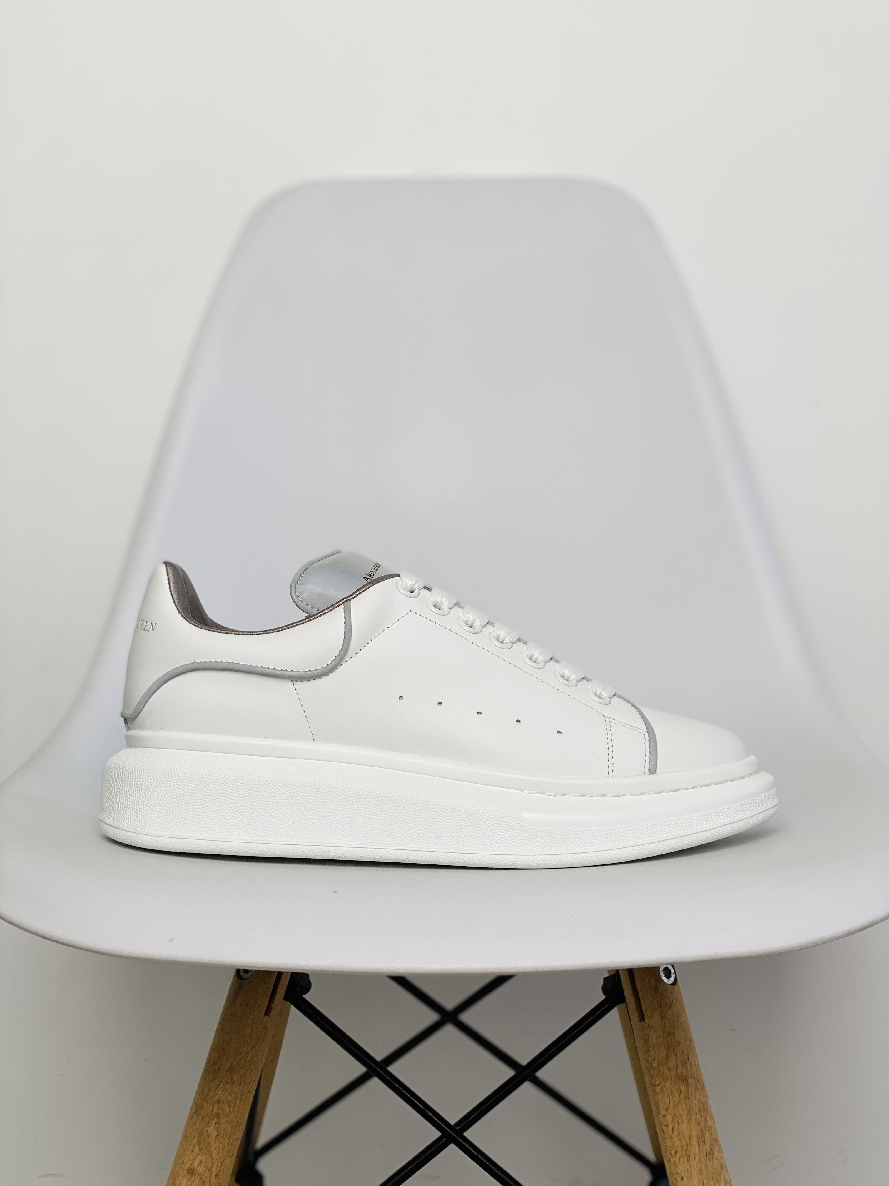 Alexander McQueen 麦昆 白灰 3M反光 低筒 板鞋 休闲鞋 厚底鞋 增高鞋 男鞋 女鞋 561123WHTQK9071