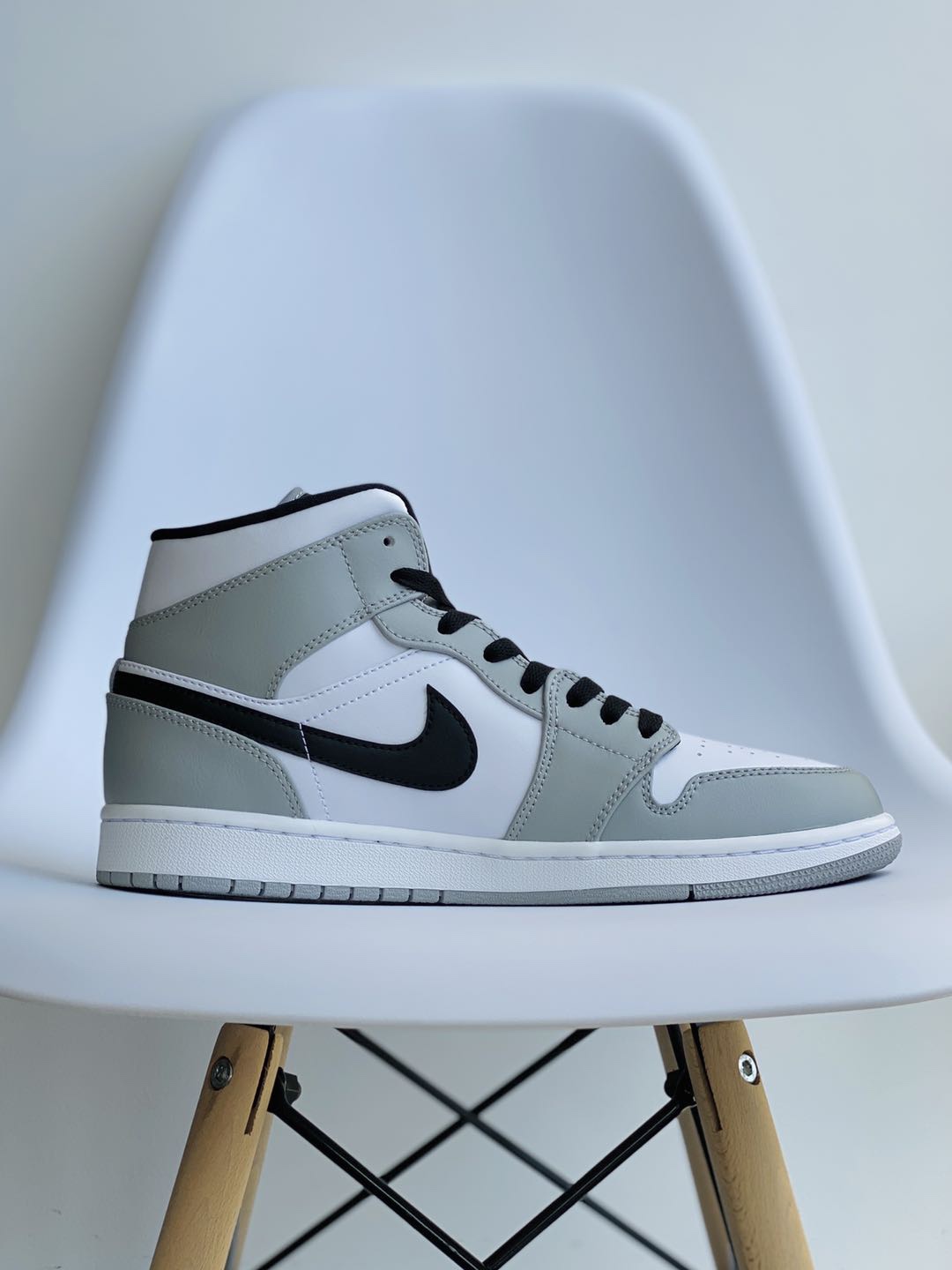 Air Jordan 1 Mid AJ1 Light Smoke Grey 小烟灰 灰白 休闲鞋 女鞋 男鞋 情侣鞋 554724-092