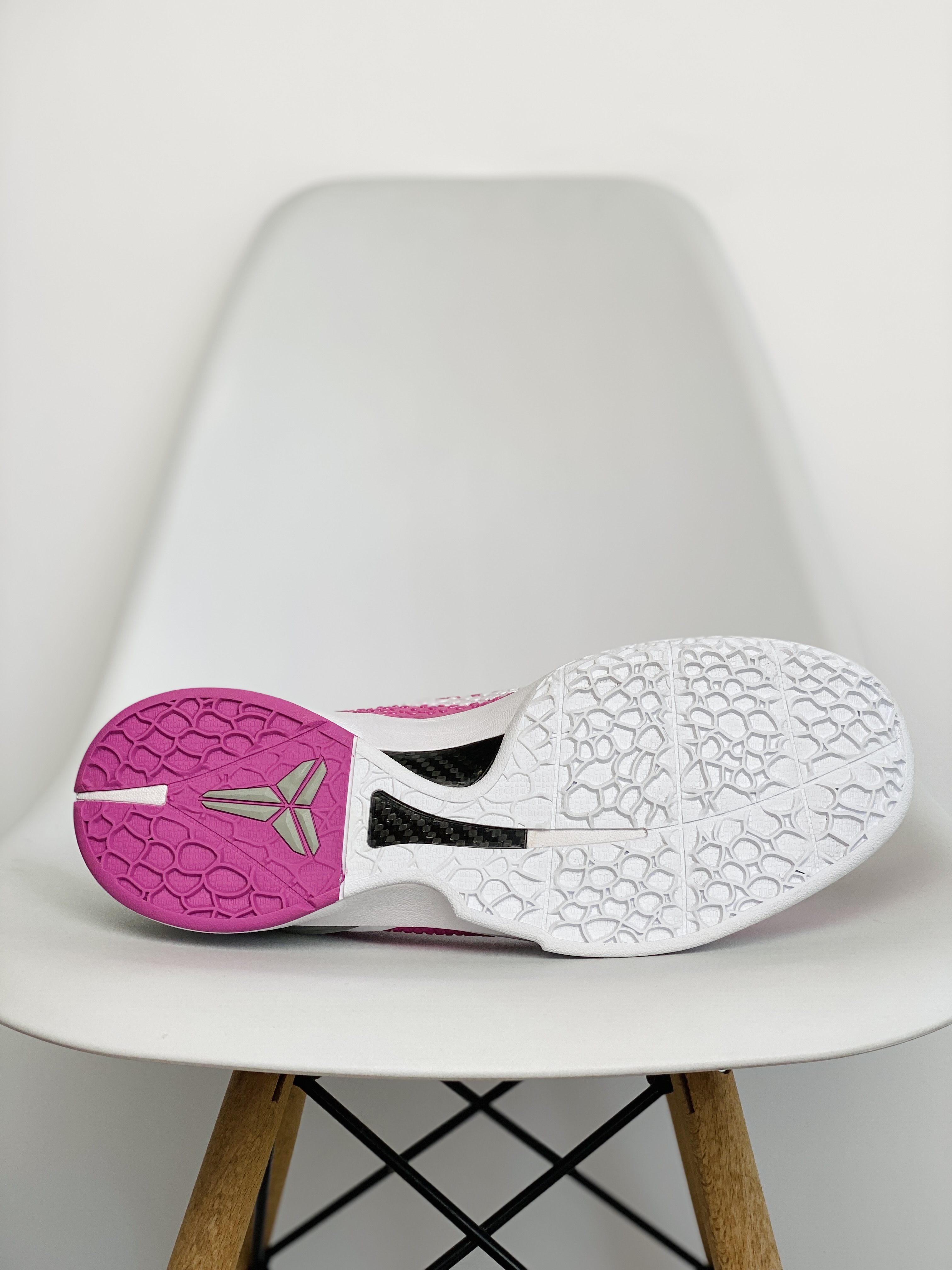 需预定 H12 Kobe6 Think Pink 乳腺癌  球鞋 籃球鞋 實戰鞋 前掌气垫 后掌EVA  真碳板 波鞋 男鞋   DM2825-001