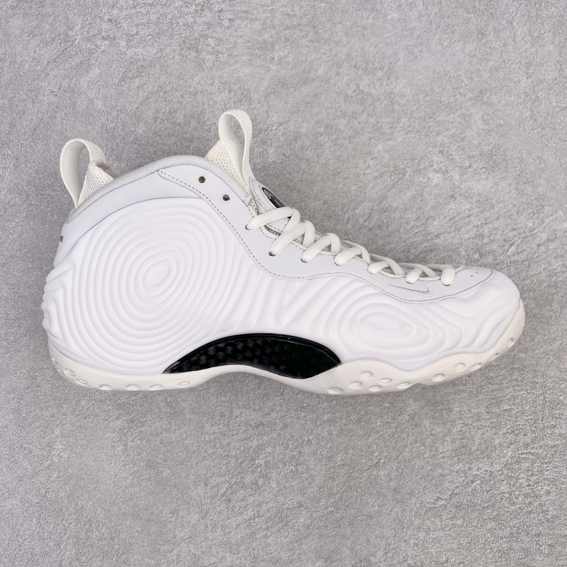 Comme des Garcons NIKE Air Foamposite One SP 白色 蚊香喷 喷泡 篮球鞋 男鞋 碳板 DJ7952-100