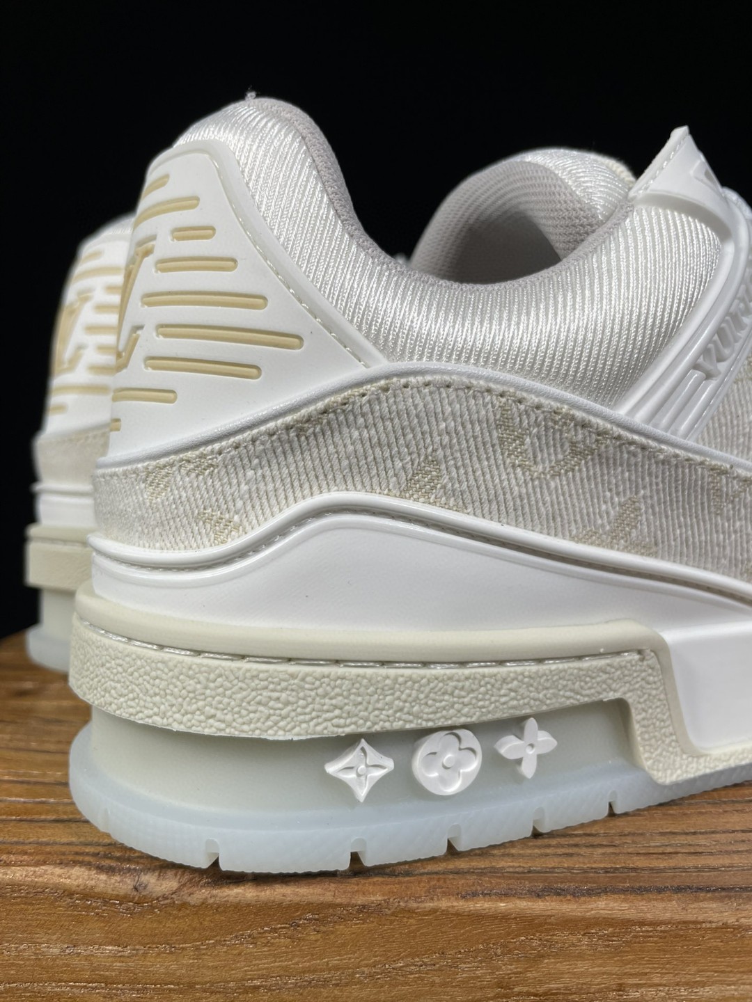 Louis Vuitton 路易威登 Trainer 白牛仔 低筒 休闲鞋 板鞋 运动鞋 男鞋 女鞋 1A8Z4V