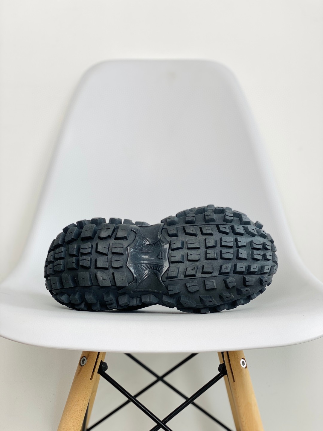 Balenciaga 巴黎世家 Defender 黑色 做旧网眼尼龍輪胎鞋 老爹鞋 男鞋 女鞋 685613W2RA61000