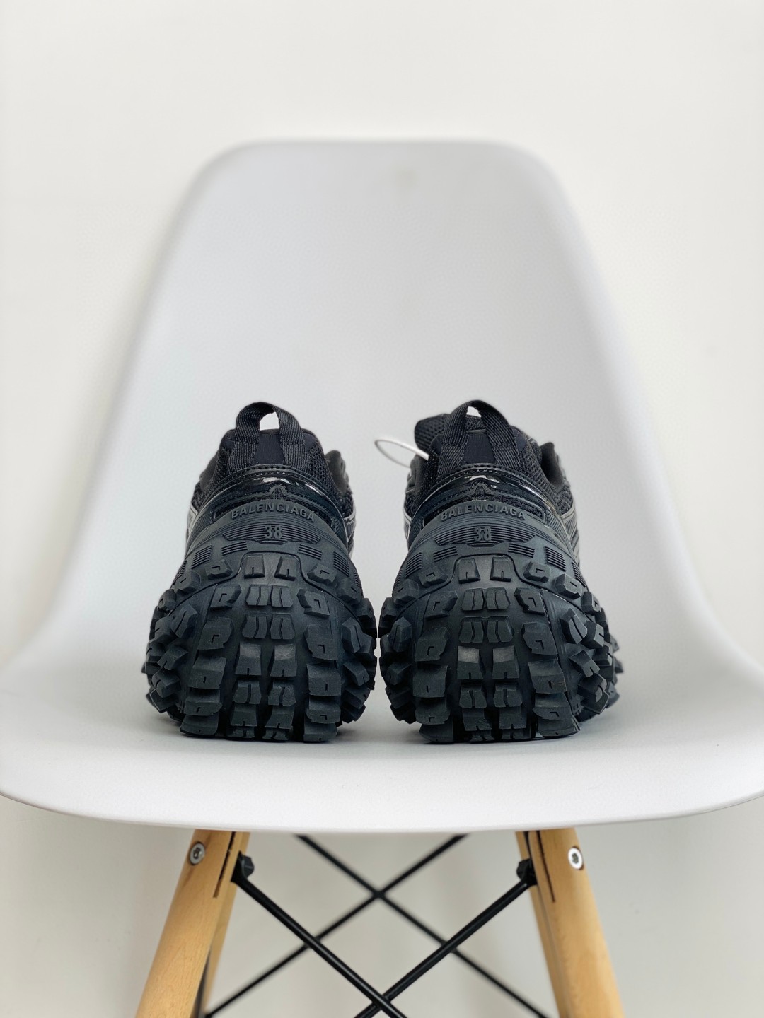 Balenciaga 巴黎世家 Defender 黑色 做旧网眼尼龍輪胎鞋 老爹鞋 男鞋 女鞋 685613W2RA61000