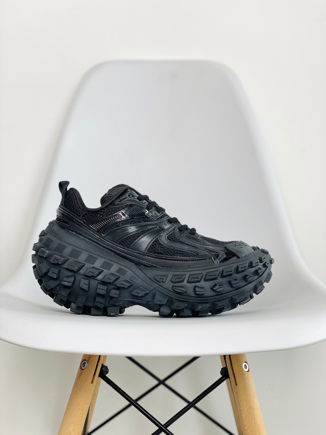 Balenciaga 巴黎世家 Defender 黑色 做旧网眼尼龍輪胎鞋 老爹鞋 男鞋 女鞋 685613W2RA61000