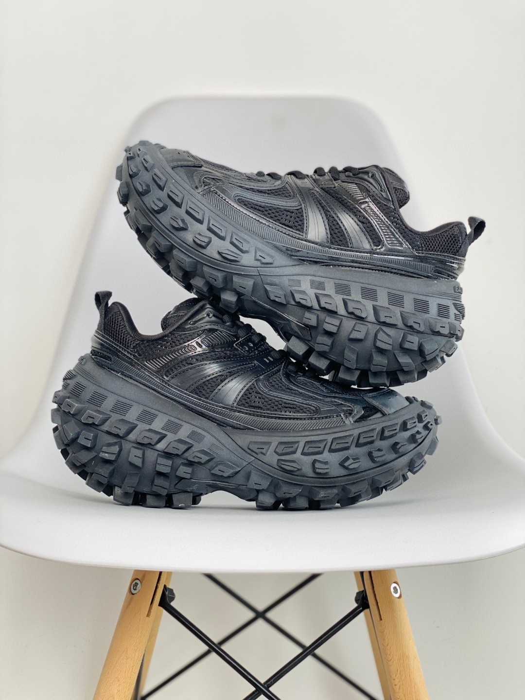 Balenciaga 巴黎世家 Defender 黑色 做旧网眼尼龍輪胎鞋 老爹鞋 男鞋 女鞋 685613W2RA61000