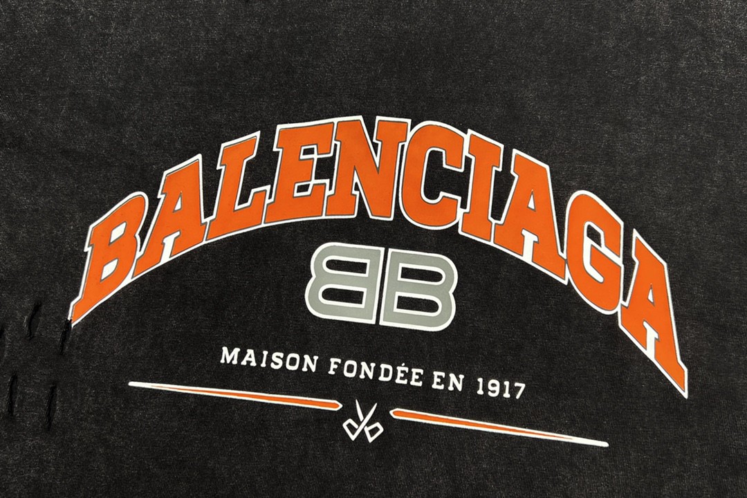 Balenciaga 巴黎世家 SS22 Maison 系列 BB字母 Logo 印花裂纹 破洞做旧水洗复古圆领 短袖 黑色 T 恤 圆领 