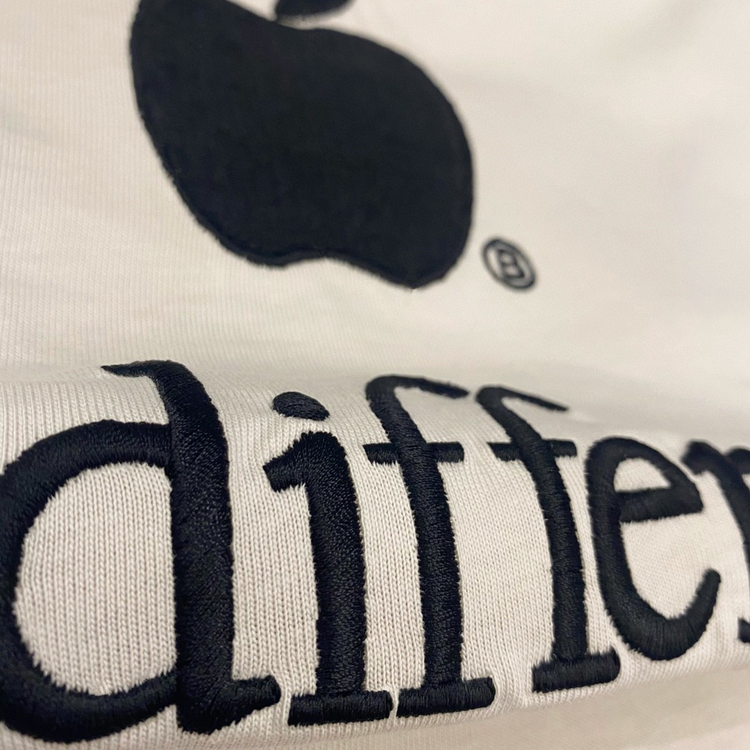 Balenciaga FW22 Be Different 苹果徽标印花短袖 米白色 T 恤 圆领 夏季 男女同款