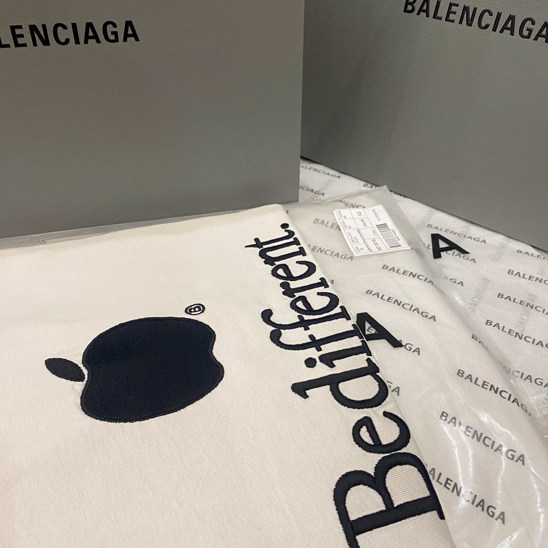 Balenciaga FW22 Be Different 苹果徽标印花短袖 米白色 T 恤 圆领 夏季 男女同款