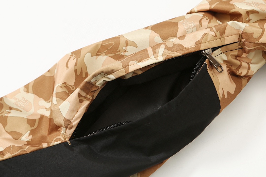 THE NORTH FACE 北面 新春兔年限定系列  ICON 1986品牌 Logo 迷彩印花 棕色 灰色 冲锋衣 夾克 防水 防風 外套 男款 女款 NF0A7UR9-II7