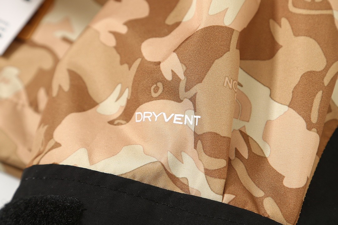 THE NORTH FACE 北面 新春兔年限定系列  ICON 1986品牌 Logo 迷彩印花 棕色 灰色 冲锋衣 夾克 防水 防風 外套 男款 女款 NF0A7UR9-II7