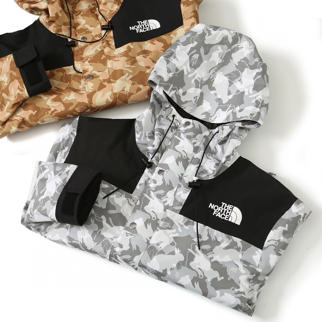 THE NORTH FACE 北面 新春兔年限定系列  ICON 1986品牌 Logo 迷彩印花 棕色 灰色 冲锋衣 夾克 防水 防風 外套 男款 女款 NF0A7UR9-II7