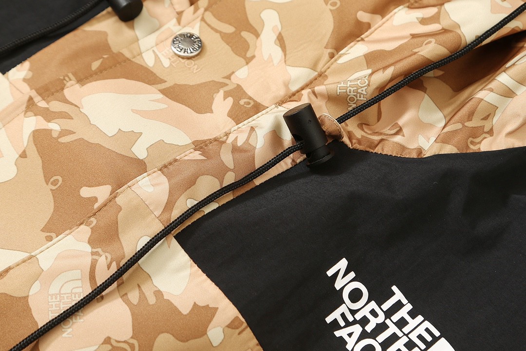 THE NORTH FACE 北面 新春兔年限定系列  ICON 1986品牌 Logo 迷彩印花 棕色 灰色 冲锋衣 夾克 防水 防風 外套 男款 女款 NF0A7UR9-II7