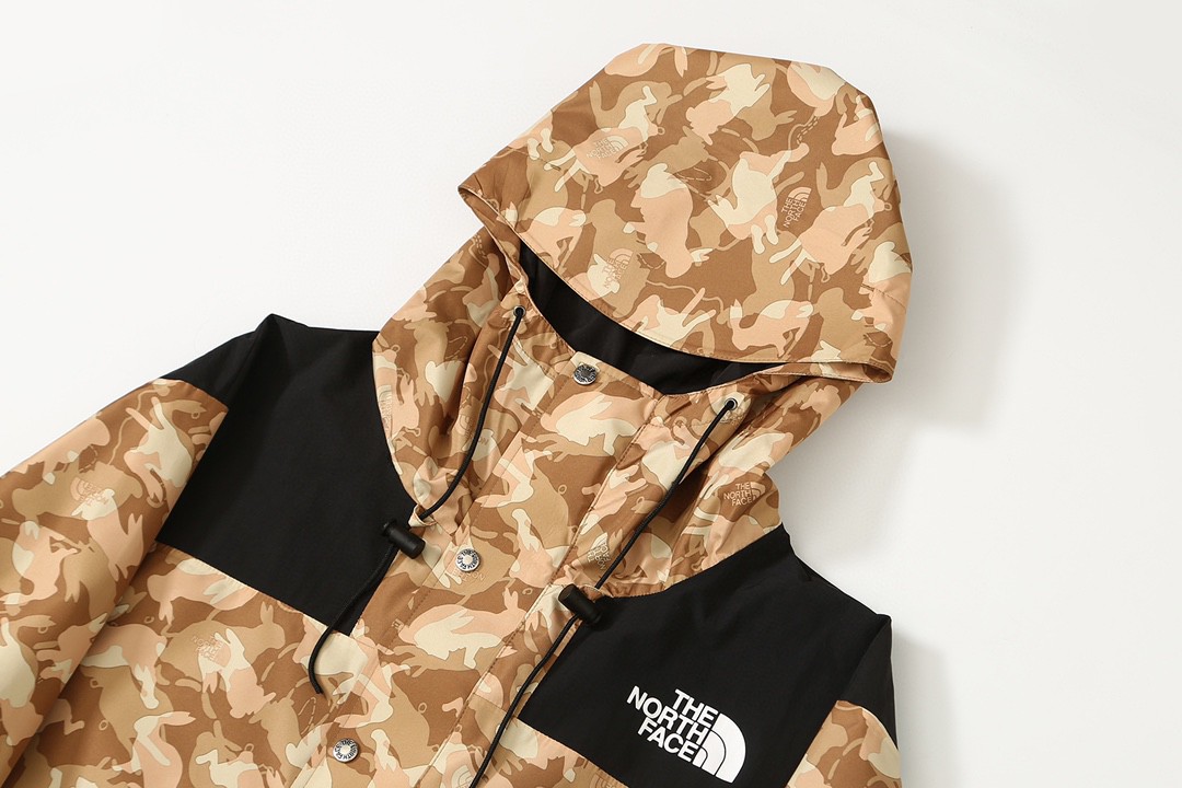 THE NORTH FACE 北面 新春兔年限定系列  ICON 1986品牌 Logo 迷彩印花 棕色 灰色 冲锋衣 夾克 防水 防風 外套 男款 女款 NF0A7UR9-II7