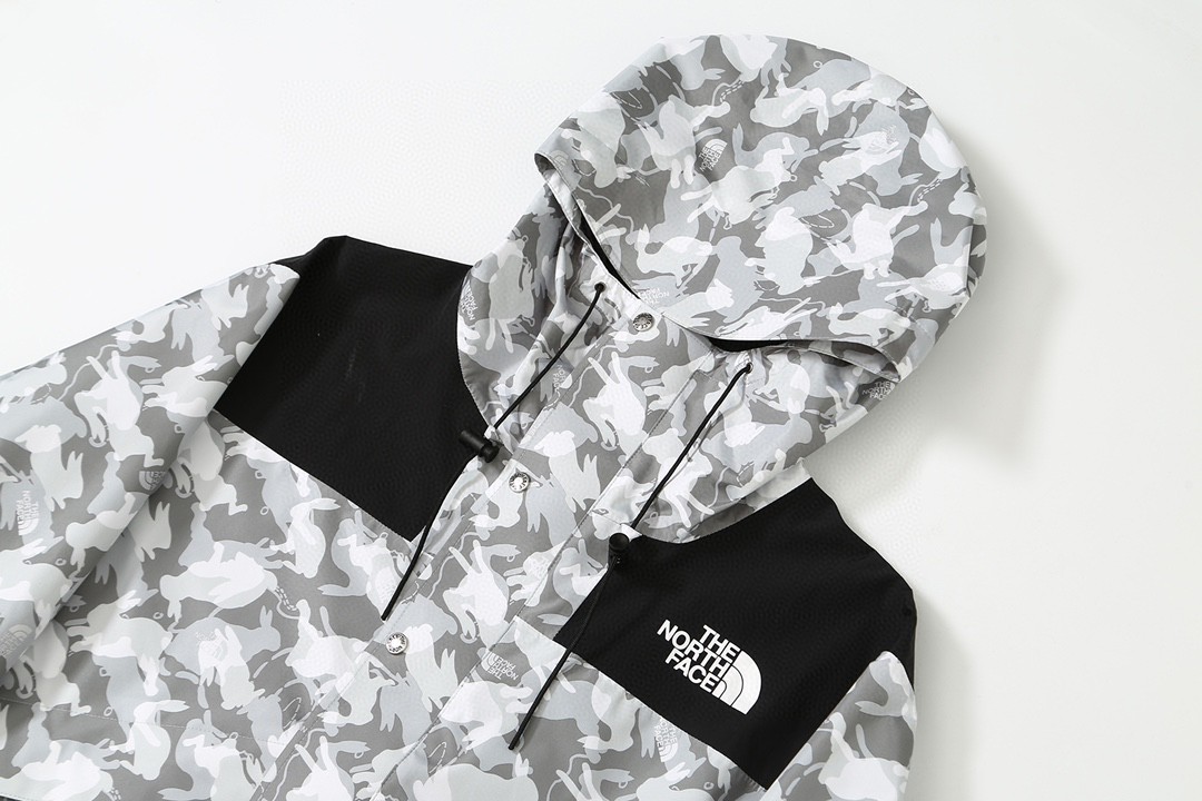 THE NORTH FACE 北面 新春兔年限定系列  ICON 1986品牌 Logo 迷彩印花 棕色 灰色 冲锋衣 夾克 防水 防風 外套 男款 女款 NF0A7UR9-II7